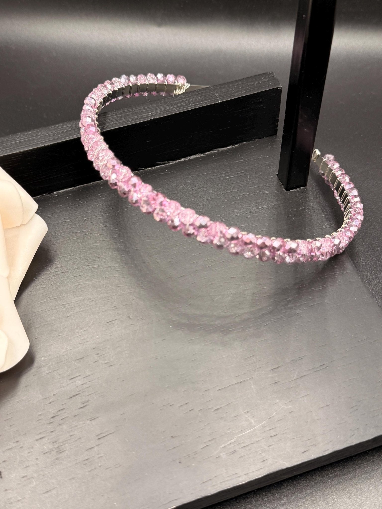 Handgemachter Haarreif mit hellblauen Kristallen – Zarter Haarschmuck für festliche Momente - AVYRAA BRIDAL