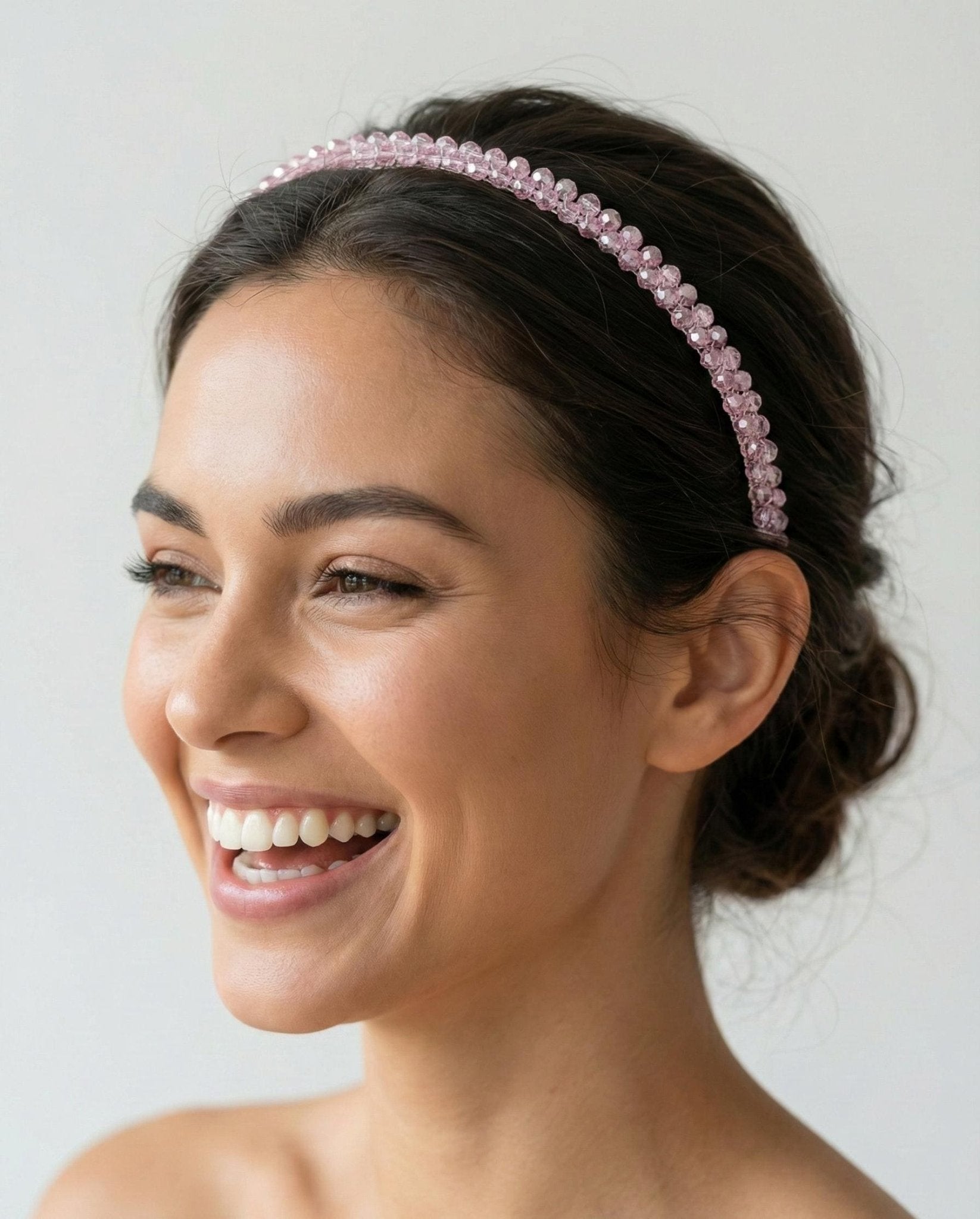 Handgemachter Haarreif mit hellblauen Kristallen – Zarter Haarschmuck für festliche Momente - AVYRAA BRIDAL