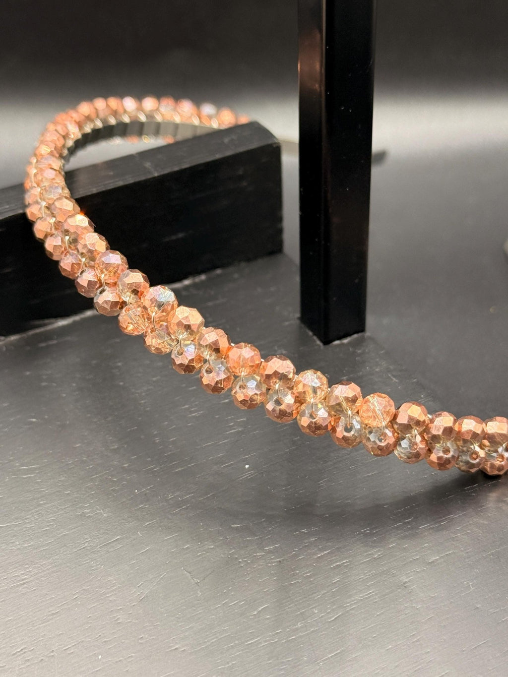 Handgemachtes Haarreif mit goldenen Kristallen – Eleganter Kopfschmuck für Hochzeit, Party & Events - AVYRAA BRIDAL