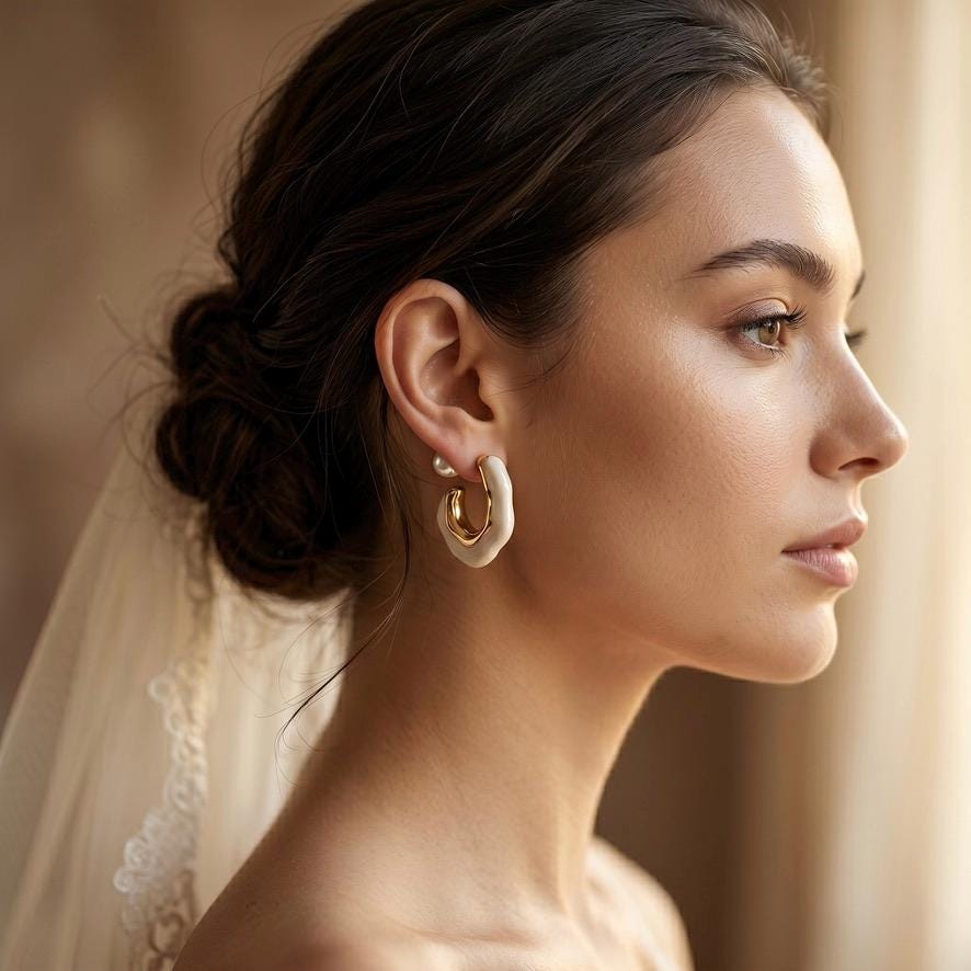 Moderne Creolen in Weiß-Gold-Optik für Brautlooks