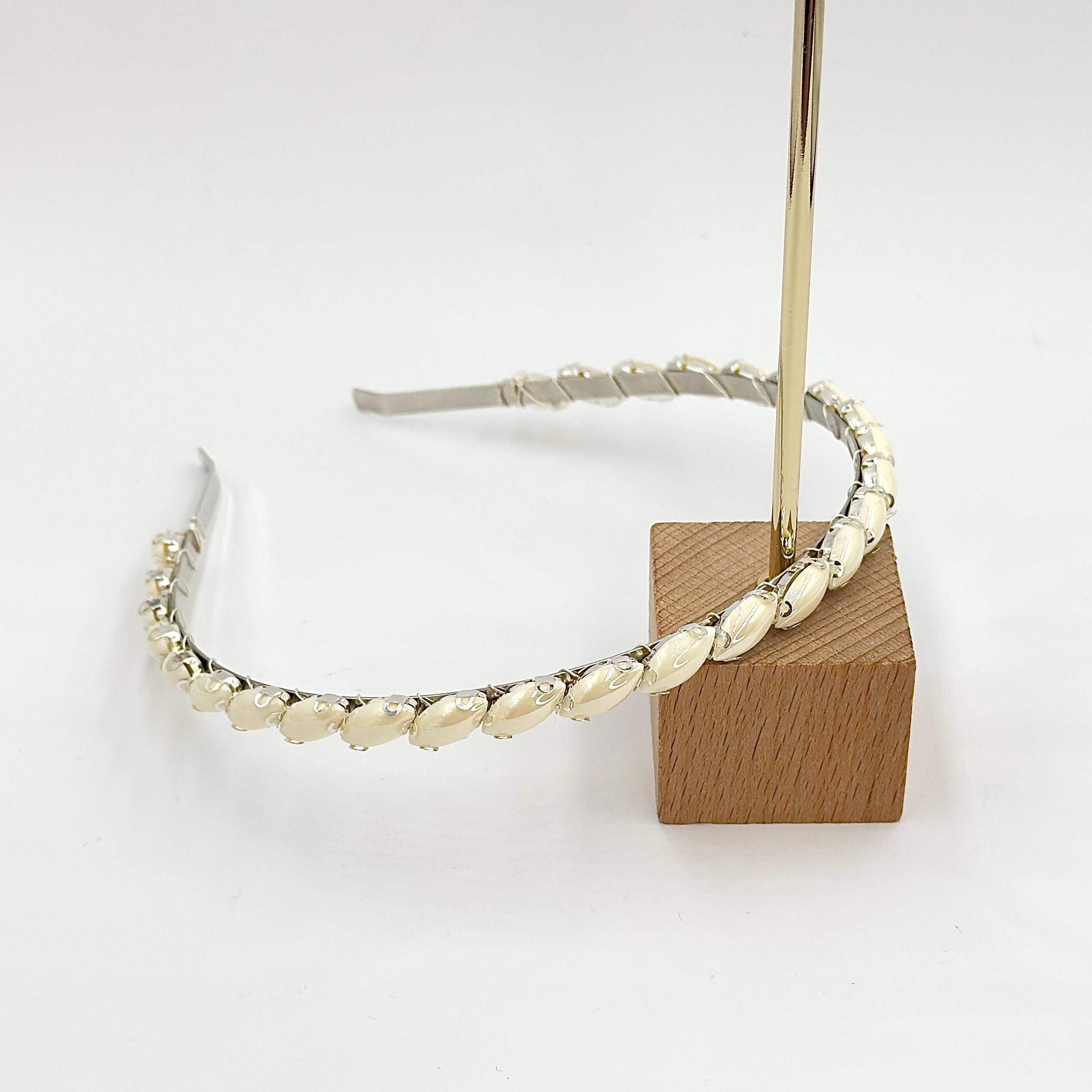 Brauthaarreif mit elfenbeinfarbenen Marquise-Elementen | Silberfarbener minimalistischer Haarschmuck für Hochzeit