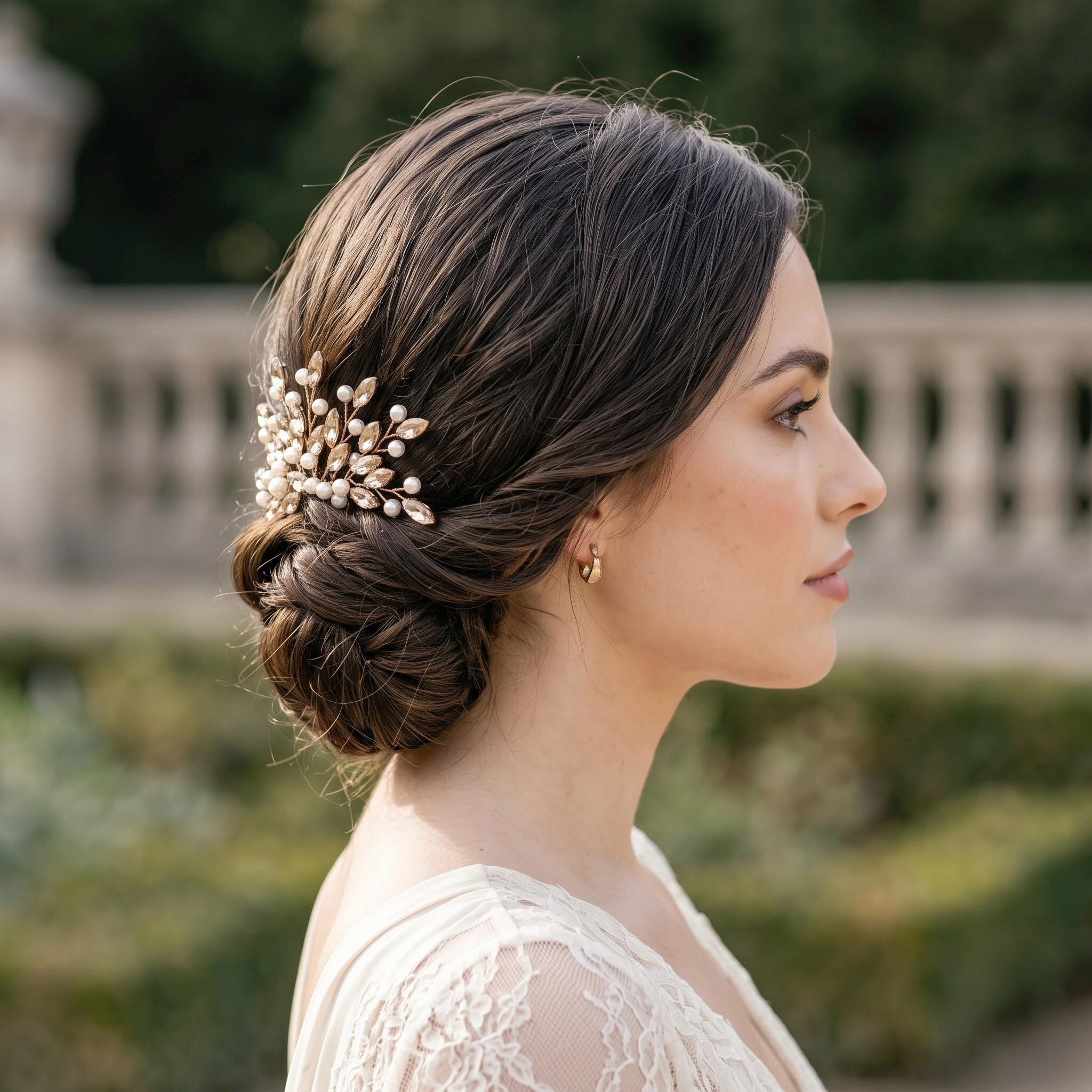Eleganter Braut Haarkamm mit funkelnden Ziersteinen