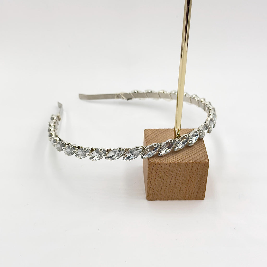 Brauthaarreif mit klaren Navette-Kristallen | Silberfarbener minimalistischer Haarschmuck für Hochzeit und Standesamt