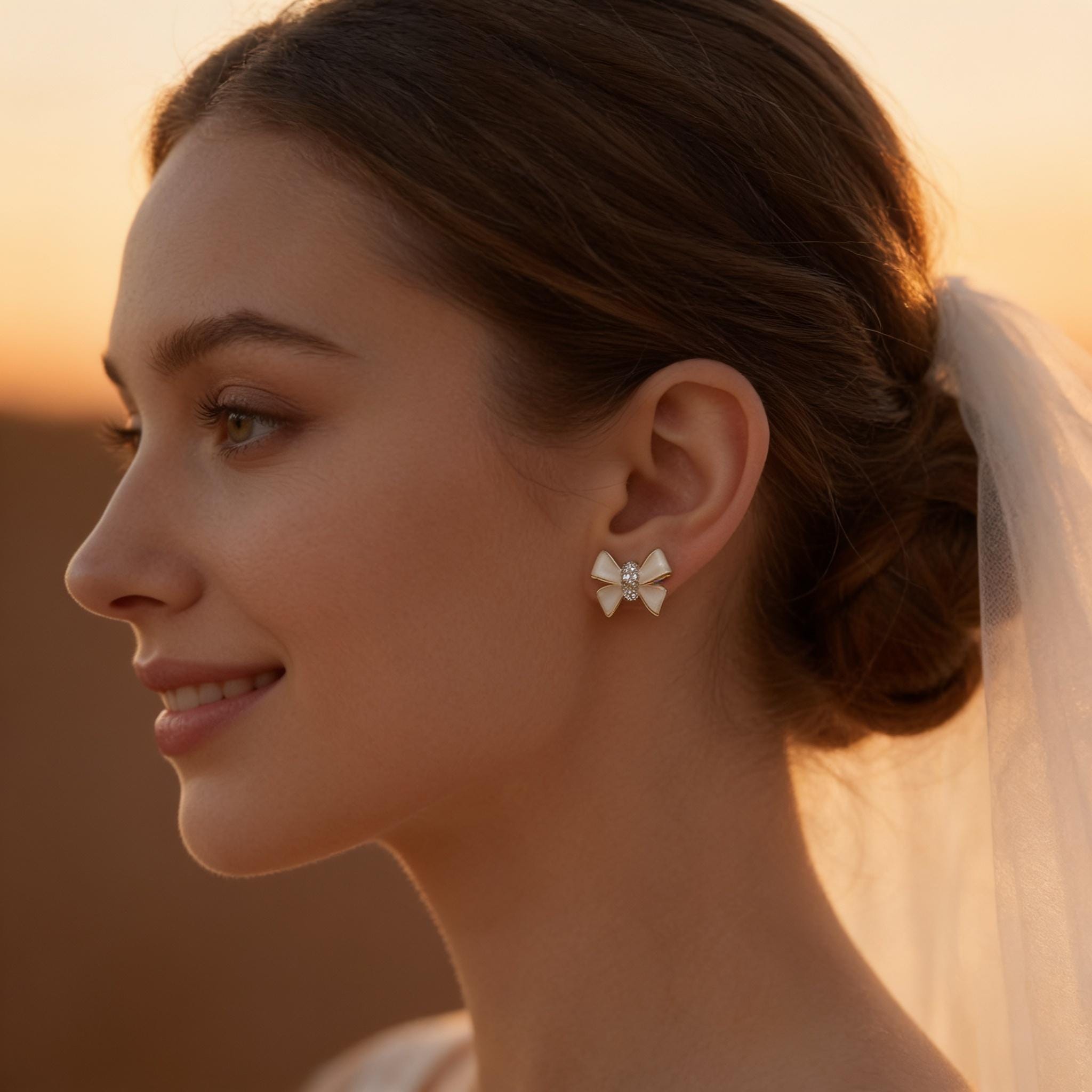 Weiße Schmetterlings-Ohrstecker | Goldfarbener Brautschmuck mit Kristallen