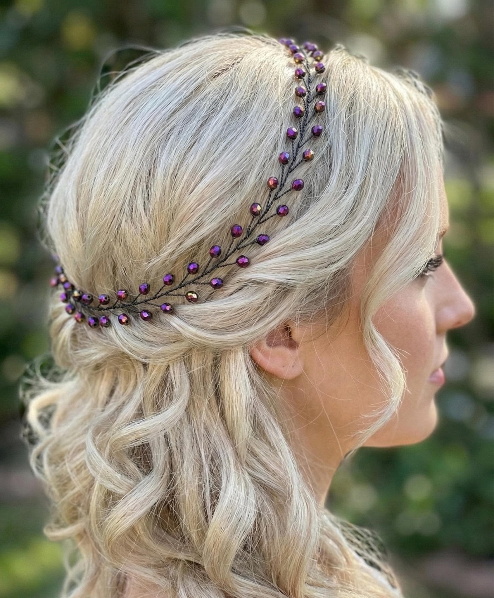 Irisierender Aubergine - Kristall Hair Vine – Handgefertigter schimmernder Braut Haarschmuck, flexibles lineares Headpiece in Wunschlänge - AVYRAA BRIDAL