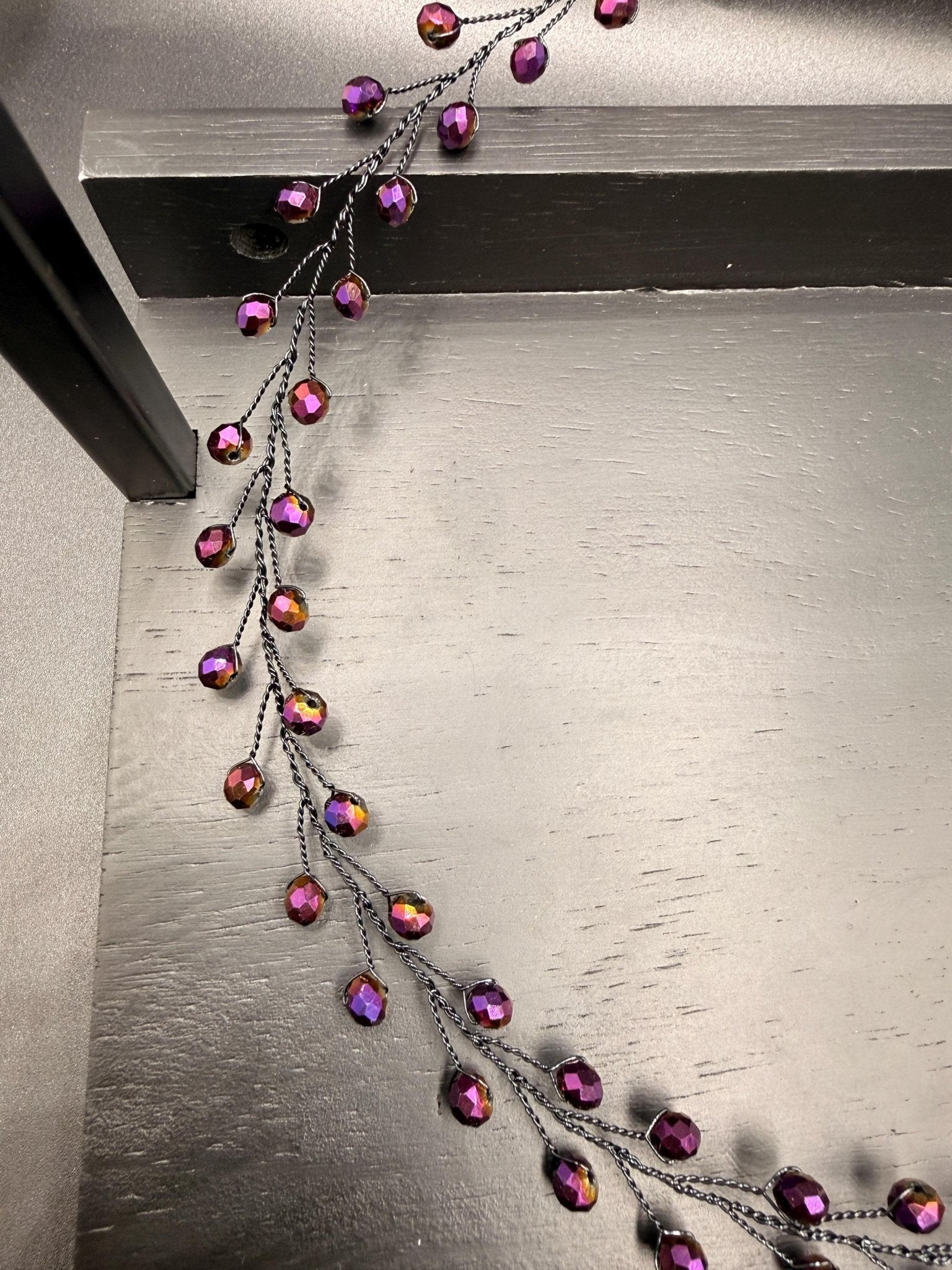 Irisierender Aubergine - Kristall Hair Vine – Handgefertigter schimmernder Braut Haarschmuck, flexibles lineares Headpiece in Wunschlänge - AVYRAA BRIDAL