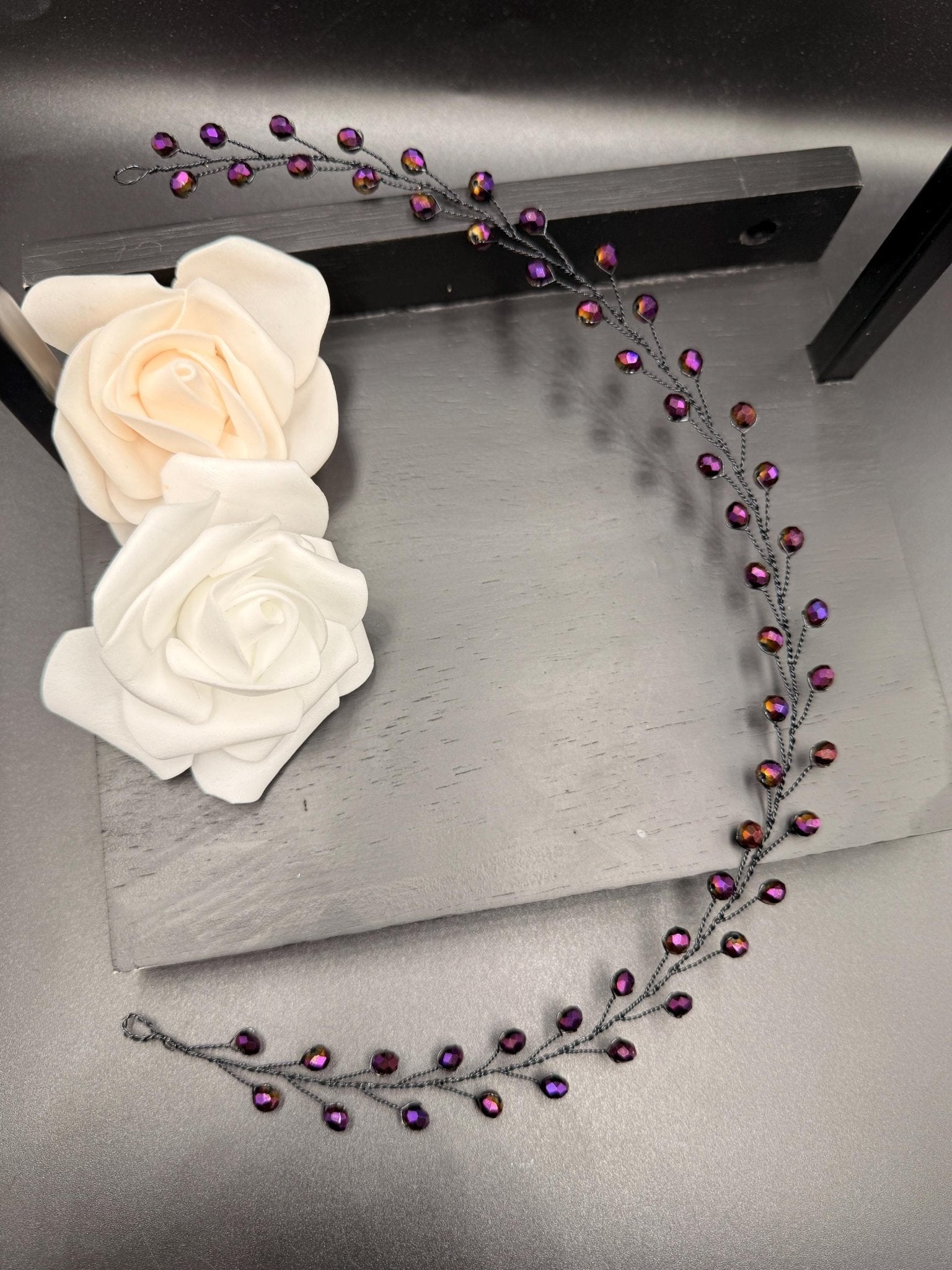 Irisierender Aubergine - Kristall Hair Vine – Handgefertigter schimmernder Braut Haarschmuck, flexibles lineares Headpiece in Wunschlänge - AVYRAA BRIDAL
