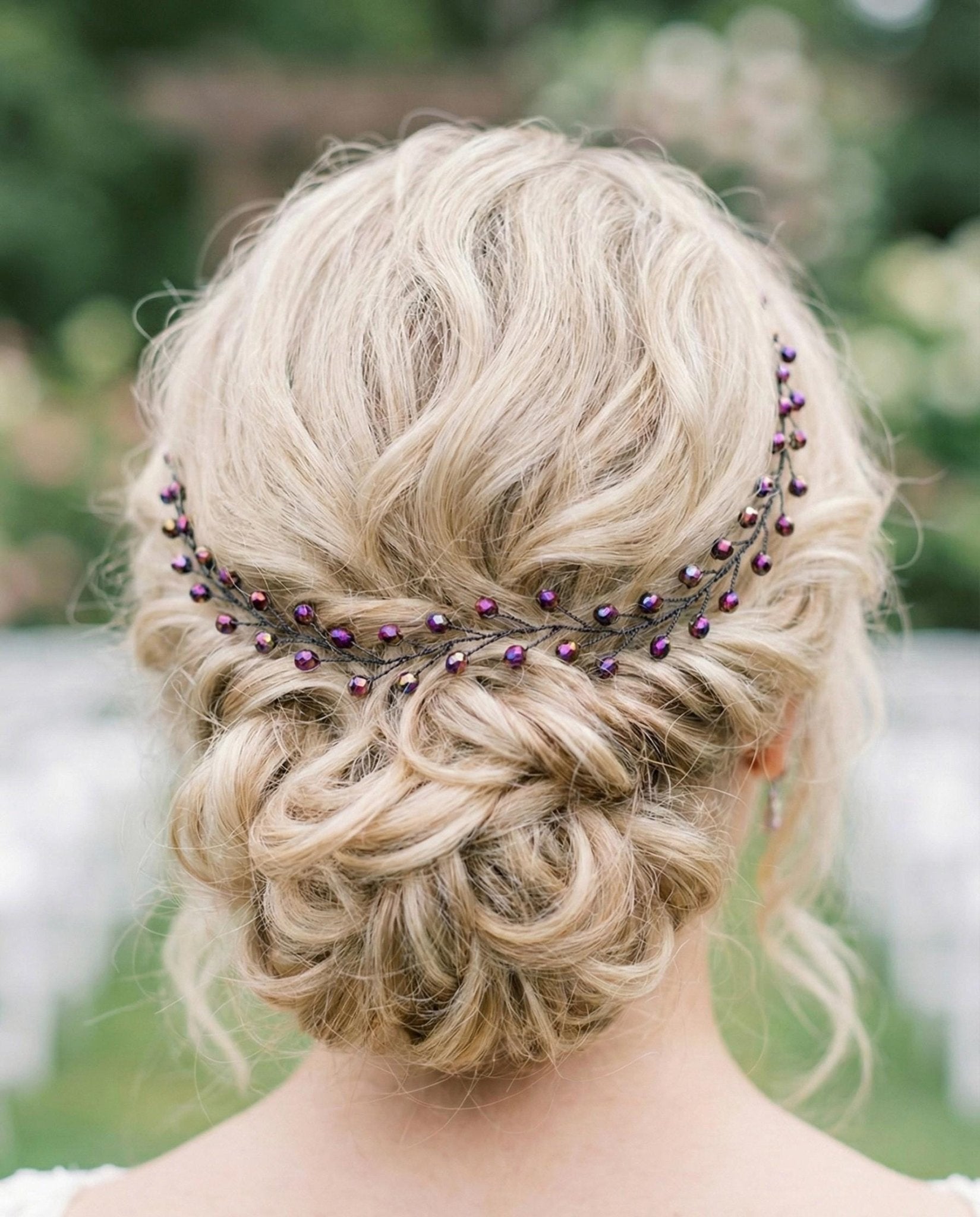Irisierender Aubergine - Kristall Hair Vine – Handgefertigter schimmernder Braut Haarschmuck, flexibles lineares Headpiece in Wunschlänge - AVYRAA BRIDAL