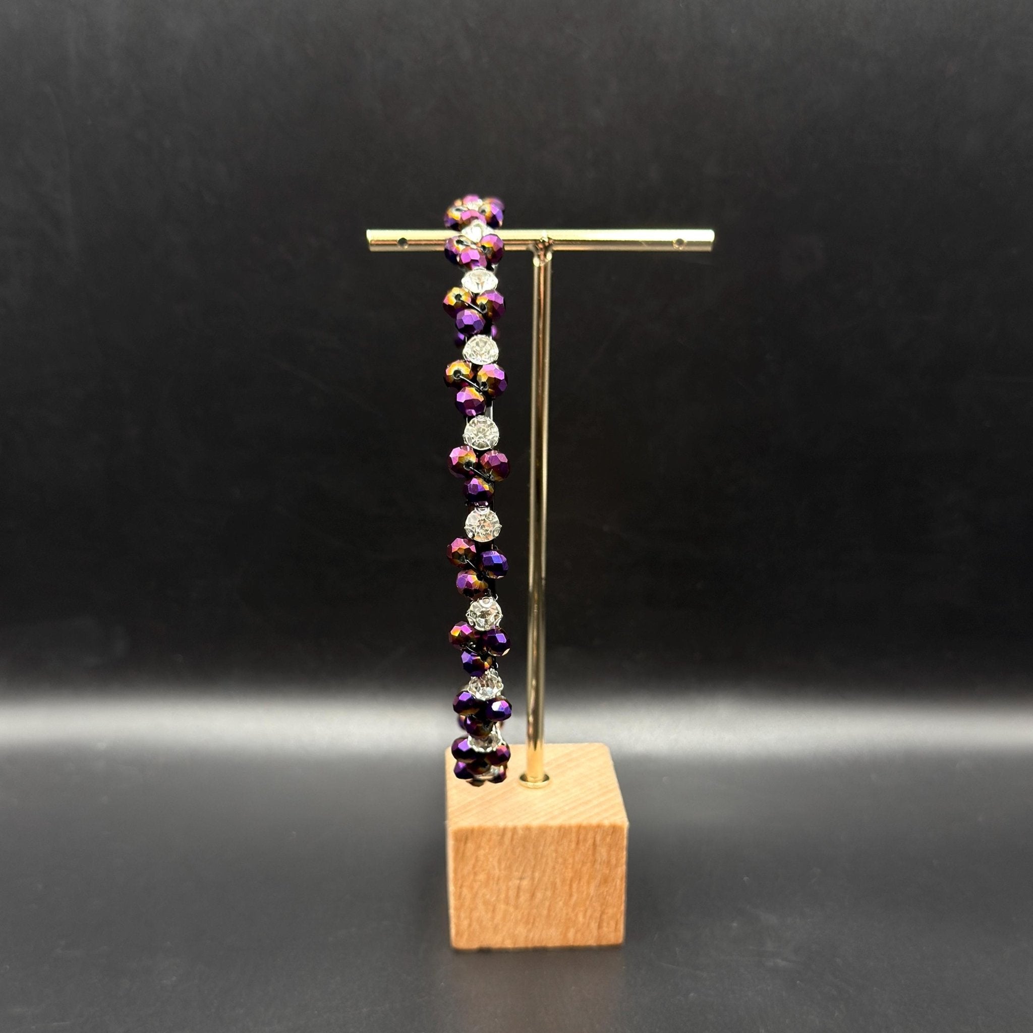 Irisierendes Kristall - Haarband in Violett, Handgefertigte Kronen - Tiara mit regenbogenfarbenem Glanz, Schwarzer Metall - Haarreif - AVYRAA BRIDAL