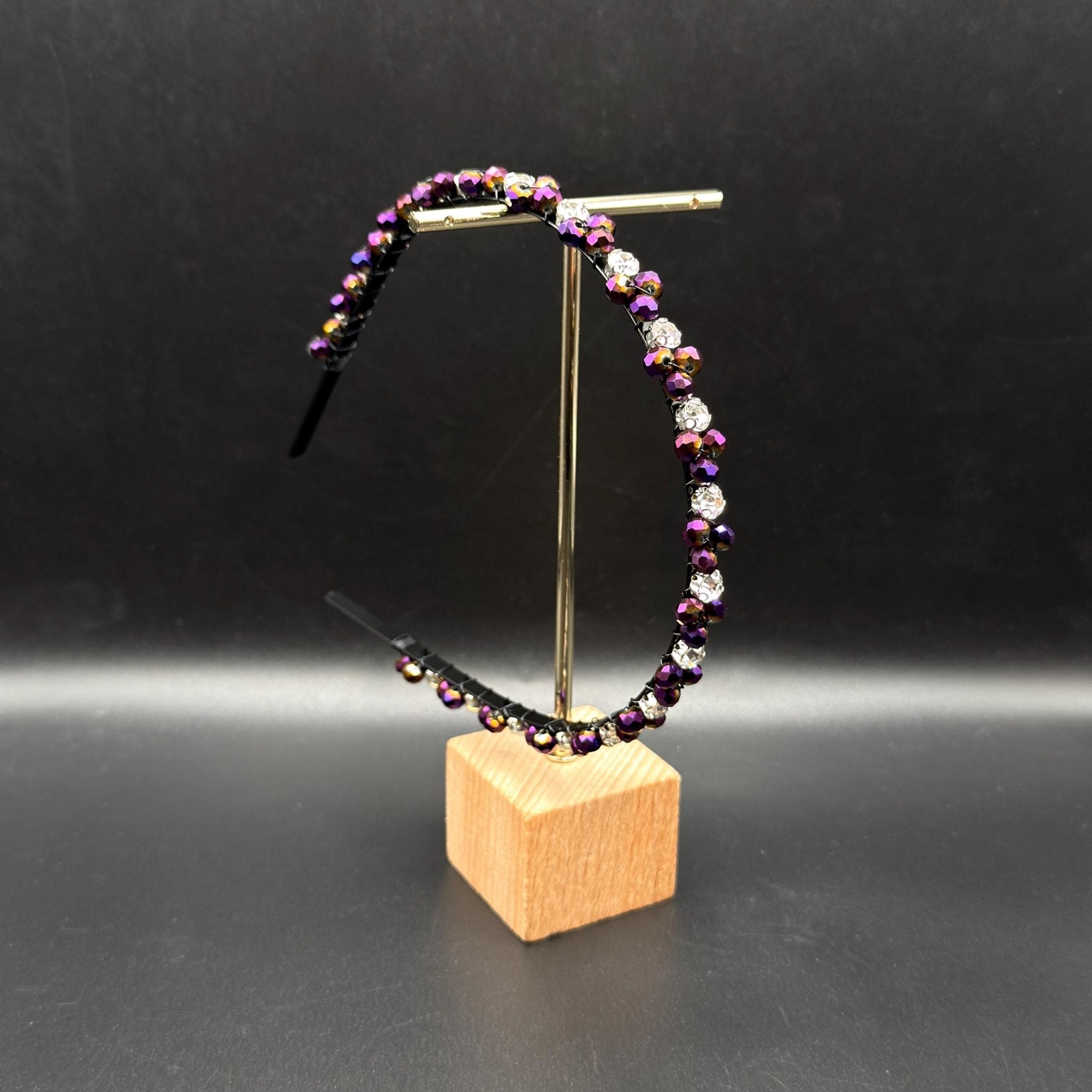 Irisierendes Kristall - Haarband in Violett, Handgefertigte Kronen - Tiara mit regenbogenfarbenem Glanz, Schwarzer Metall - Haarreif - AVYRAA BRIDAL