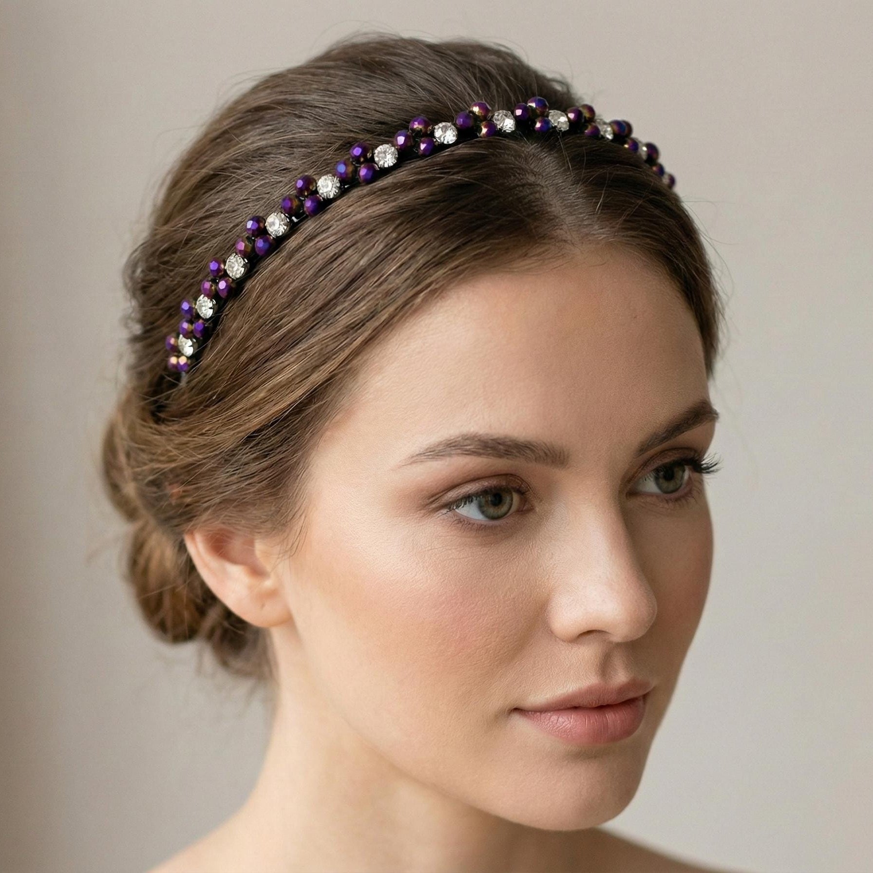 Irisierendes Kristall - Haarband in Violett, Handgefertigte Kronen - Tiara mit regenbogenfarbenem Glanz, Schwarzer Metall - Haarreif - AVYRAA BRIDAL