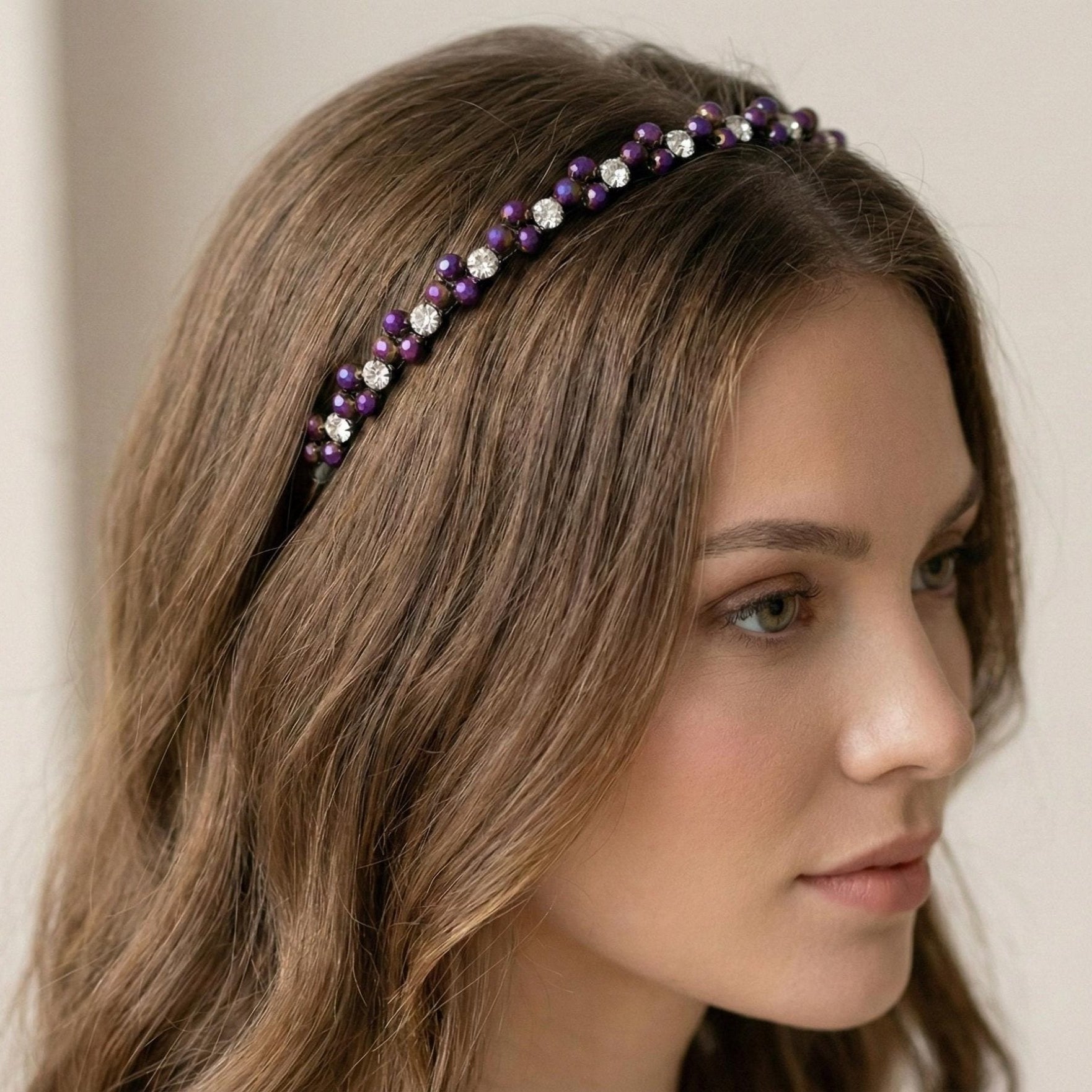 Irisierendes Kristall - Haarband in Violett, Handgefertigte Kronen - Tiara mit regenbogenfarbenem Glanz, Schwarzer Metall - Haarreif - AVYRAA BRIDAL