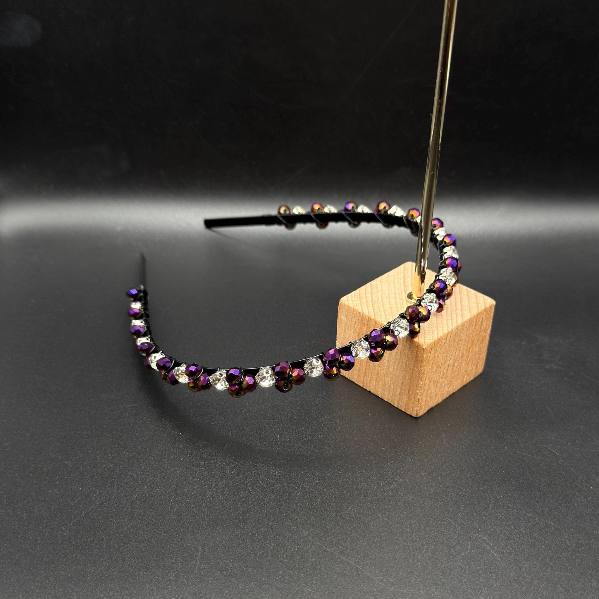 Irisierendes Kristall - Haarband in Violett, Handgefertigte Kronen - Tiara mit regenbogenfarbenem Glanz, Schwarzer Metall - Haarreif - AVYRAA BRIDAL