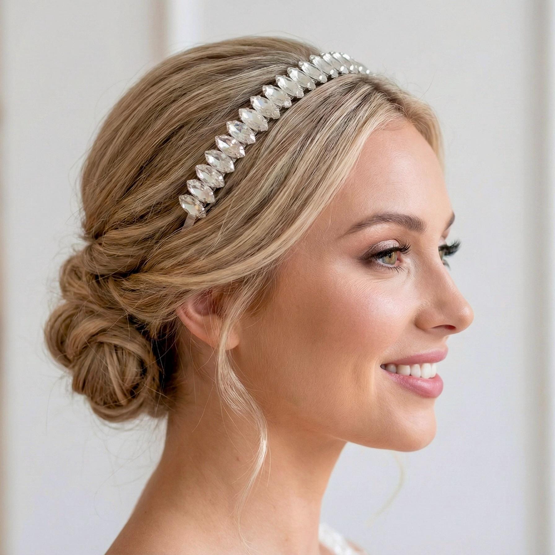 Kristall Braut Tiara in Silber für elegante Hochzeitsfrisuren - AVYRAA BRIDAL