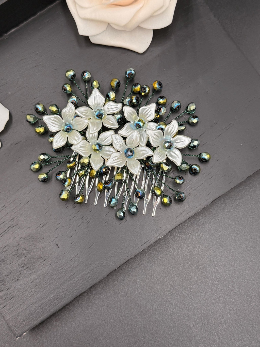 Kristall Haarkamm grün weiß Blätter eleganter Haarschmuck - AVYRAA BRIDAL
