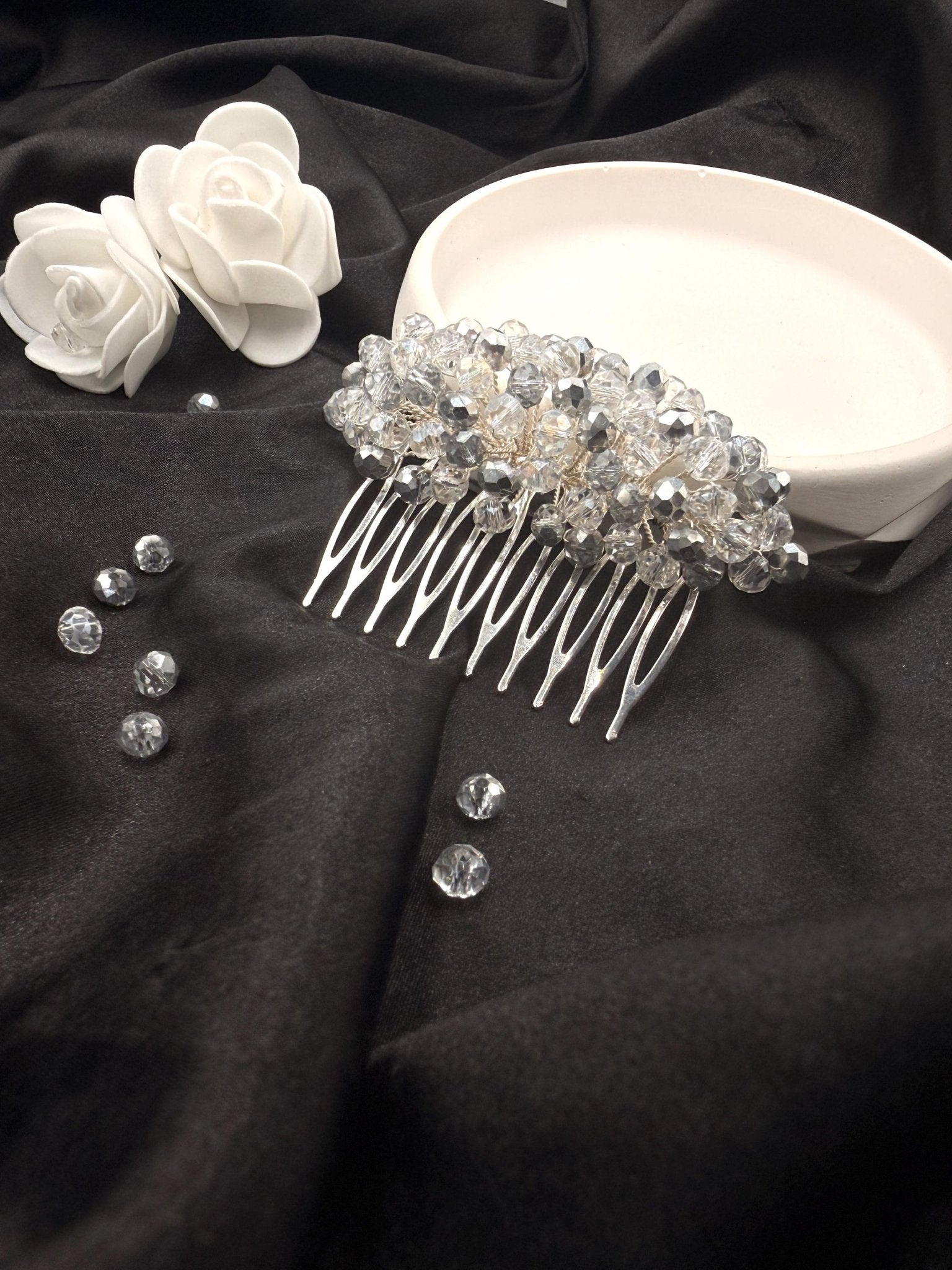 Kristall Haarkamm Silber – Braut Haarschmuck mit klaren Glasperlen, eleganter Metallkamm für Hochzeit & Bridal Look - AVYRAA BRIDAL
