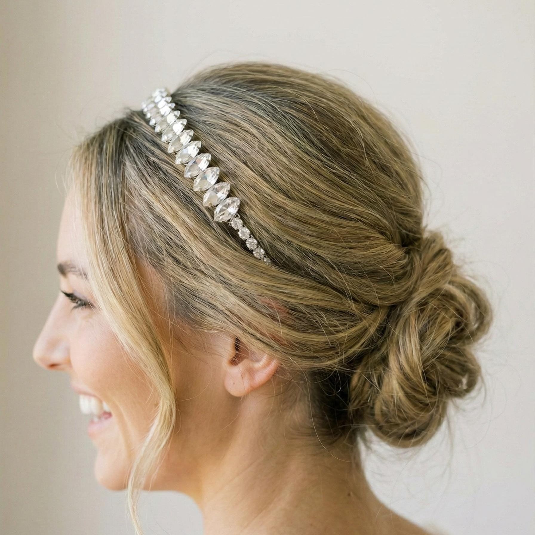 Kristall Stirnband mit Tropfensteinen für Braut und Abendlook - AVYRAA BRIDAL