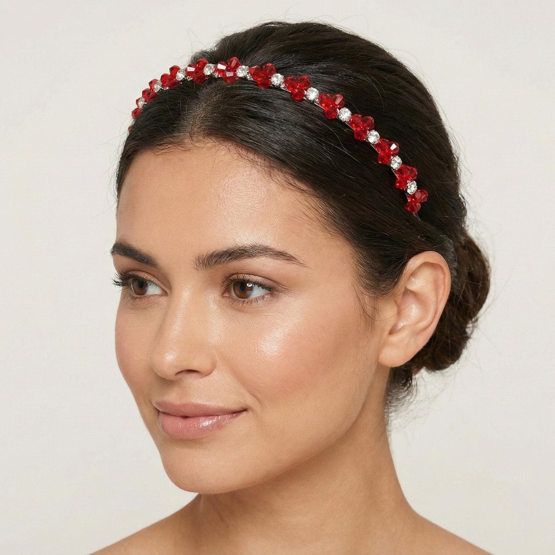 Leuchtend rotes Kristall - Haarband, Handgefertigte Kronen - Tiara in Hellrot mit strahlendem Glanz, Eleganter Metall - Haarreif - AVYRAA BRIDAL