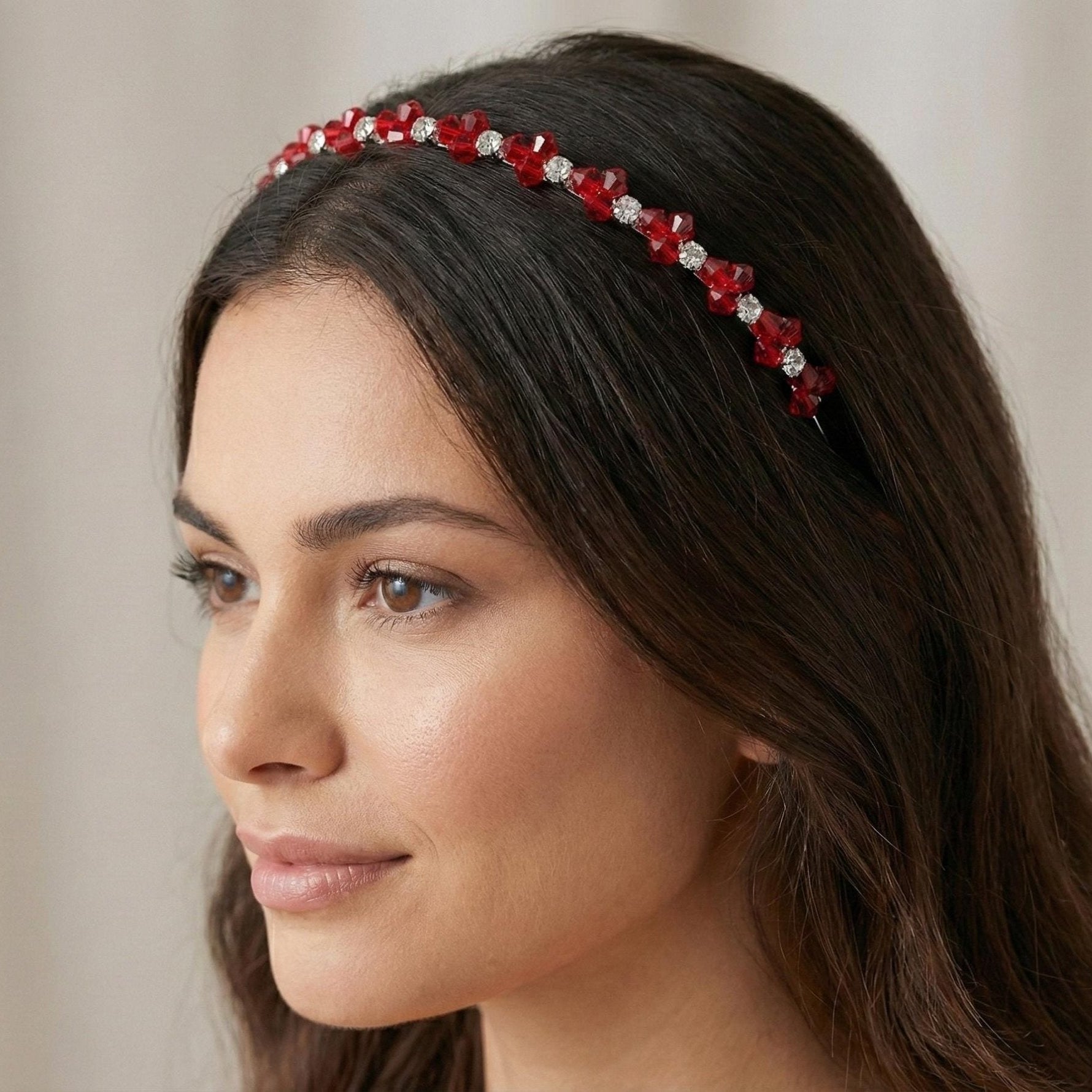 Leuchtend rotes Kristall - Haarband, Handgefertigte Kronen - Tiara in Hellrot mit strahlendem Glanz, Eleganter Metall - Haarreif - AVYRAA BRIDAL