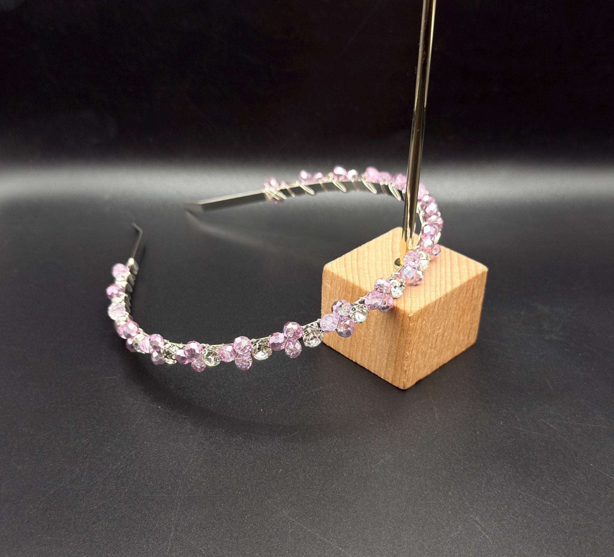 Leuchtendes Kristall - Haarband in Rosa, Handgefertigte Kronen - Tiara mit strahlenden rosafarbenen Kristallen, Schwarzer Metall - Haarreif - AVYRAA BRIDAL