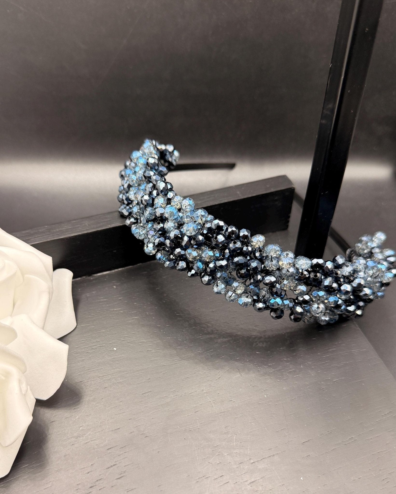 Luxuriöse Brautkrone aus zweifarbigen Kristallen – edles Hochzeitsdiadem in Navyblau & Glasblau, exklusives Bridal Headpiece - AVYRAA BRIDAL