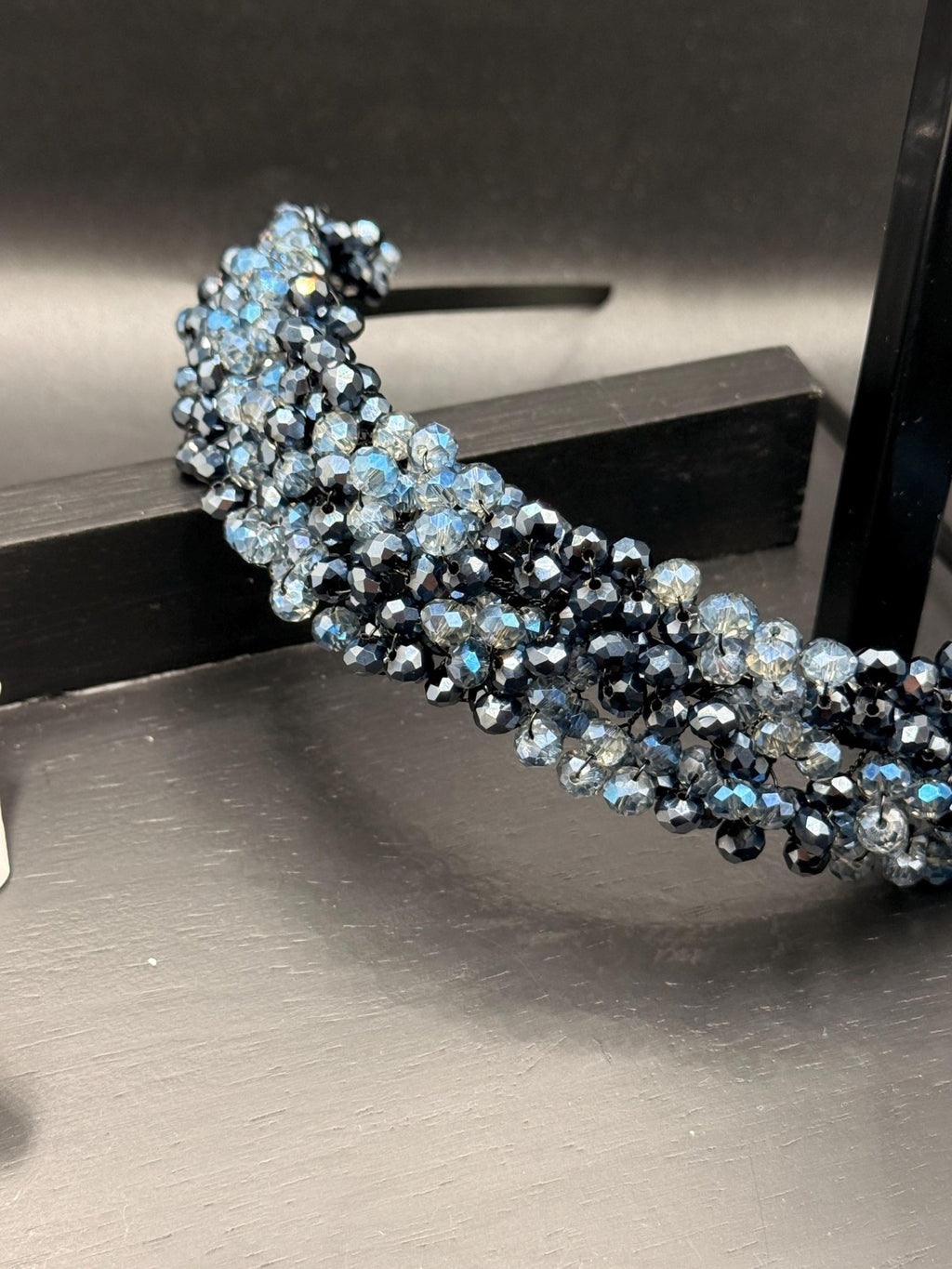 Luxuriöse Brautkrone aus zweifarbigen Kristallen – edles Hochzeitsdiadem in Navyblau & Glasblau, exklusives Bridal Headpiece - AVYRAA BRIDAL