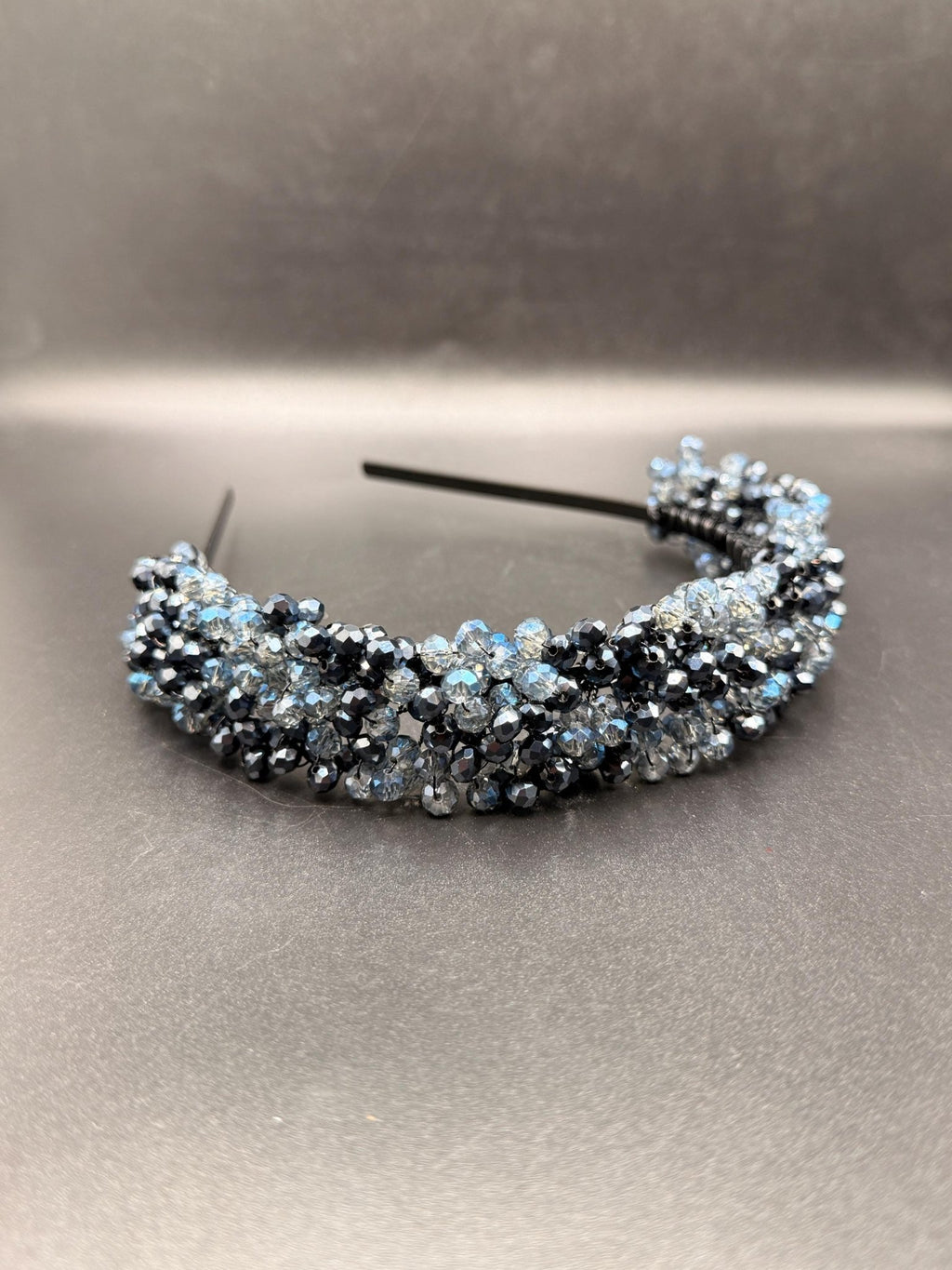 Luxuriöse Brautkrone aus zweifarbigen Kristallen – edles Hochzeitsdiadem in Navyblau & Glasblau, exklusives Bridal Headpiece - AVYRAA BRIDAL