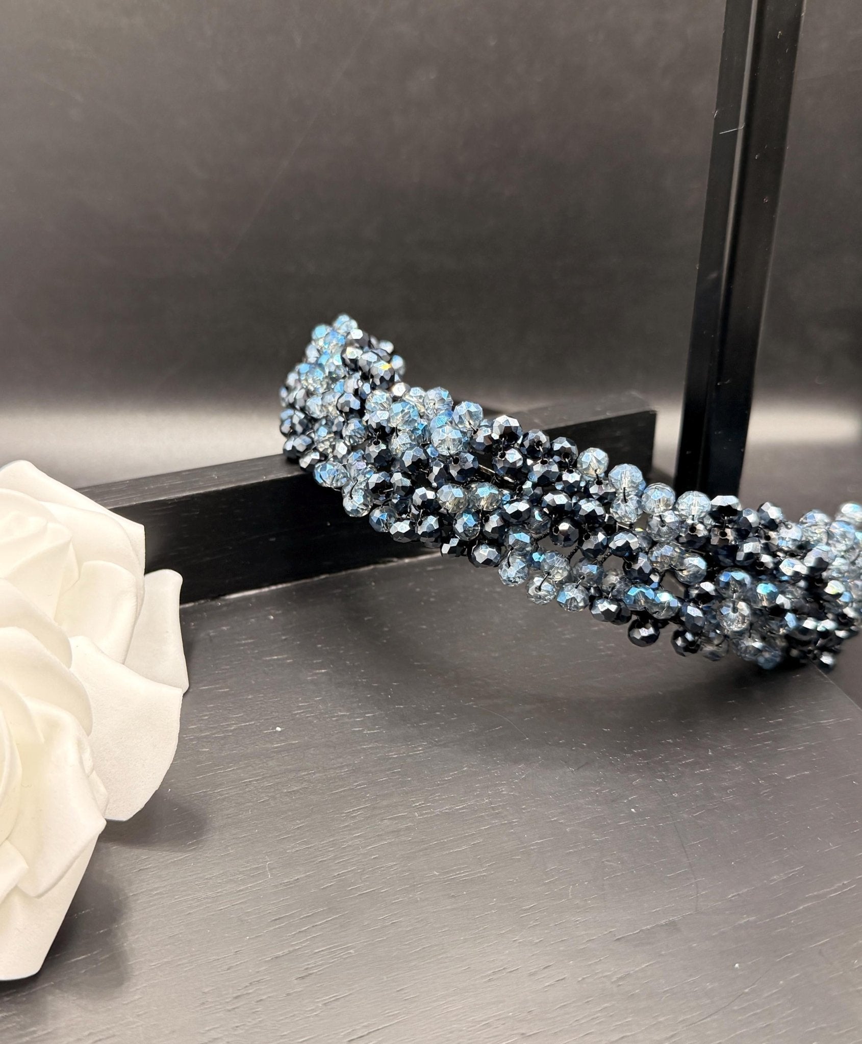 Luxuriöse Brautkrone aus zweifarbigen Kristallen – edles Hochzeitsdiadem in Navyblau & Glasblau, exklusives Bridal Headpiece - AVYRAA BRIDAL