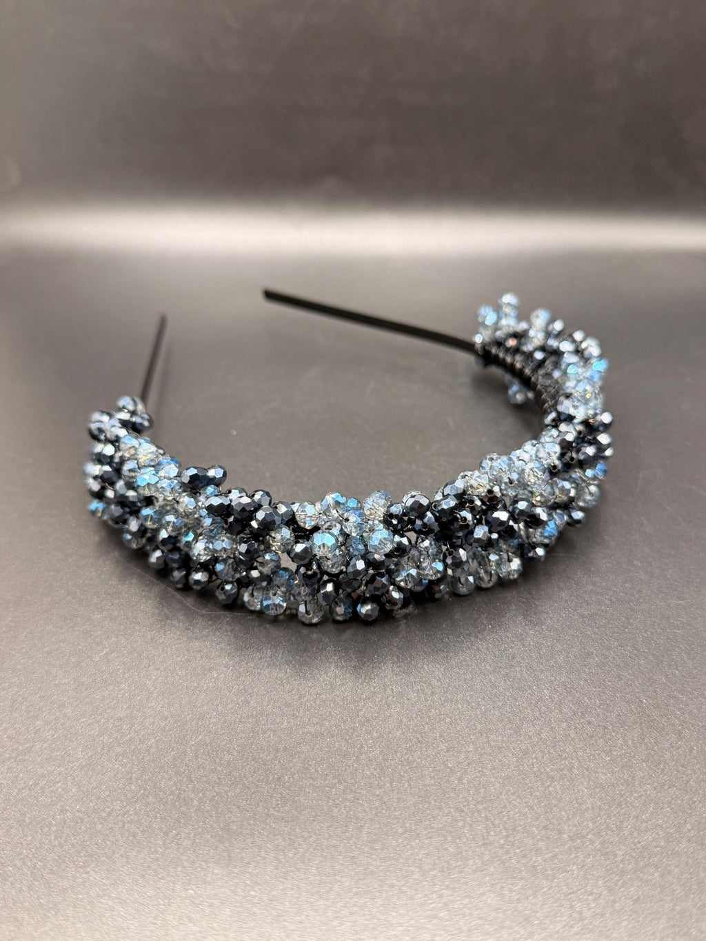 Luxuriöse Brautkrone aus zweifarbigen Kristallen – edles Hochzeitsdiadem in Navyblau & Glasblau, exklusives Bridal Headpiece - AVYRAA BRIDAL