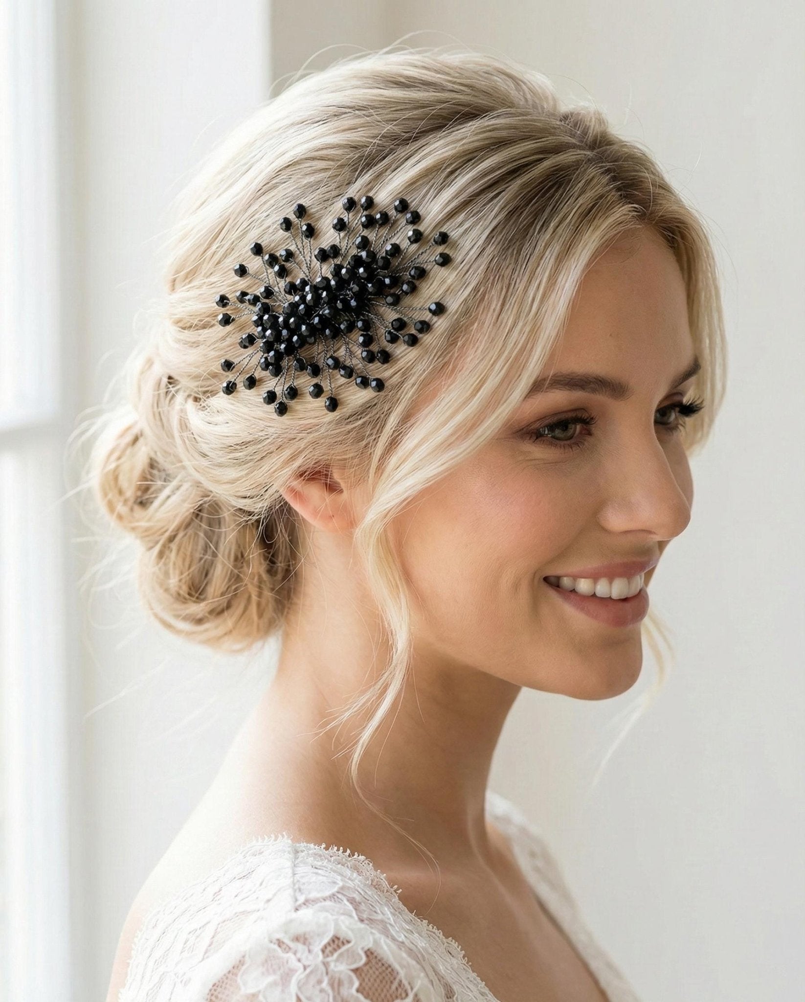 Luxuriöser Braut Haarschmuck aus Kristall mit metallischem Kamm - AVYRAA BRIDAL