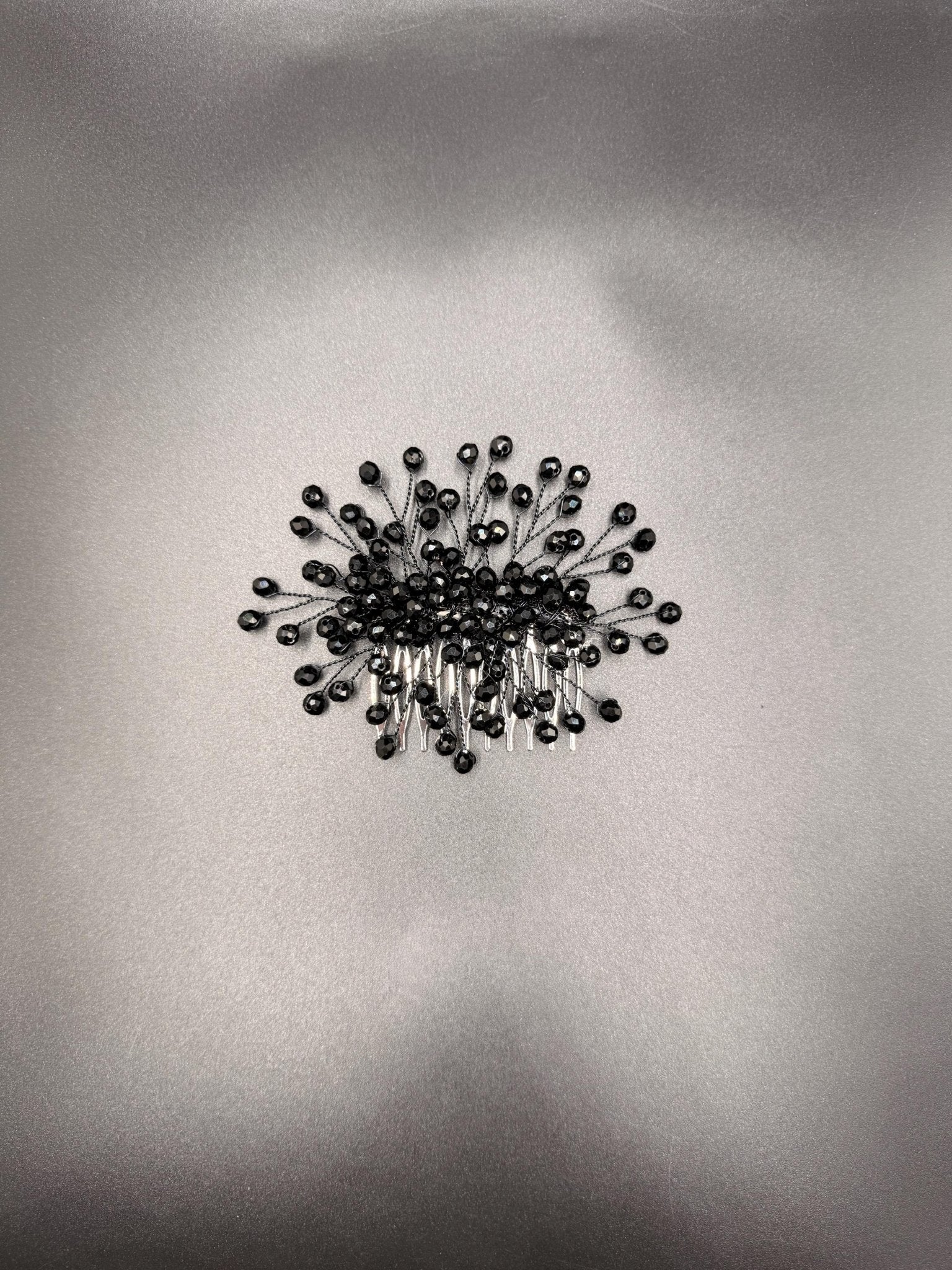 Luxuriöser Braut Haarschmuck aus Kristall mit metallischem Kamm - AVYRAA BRIDAL
