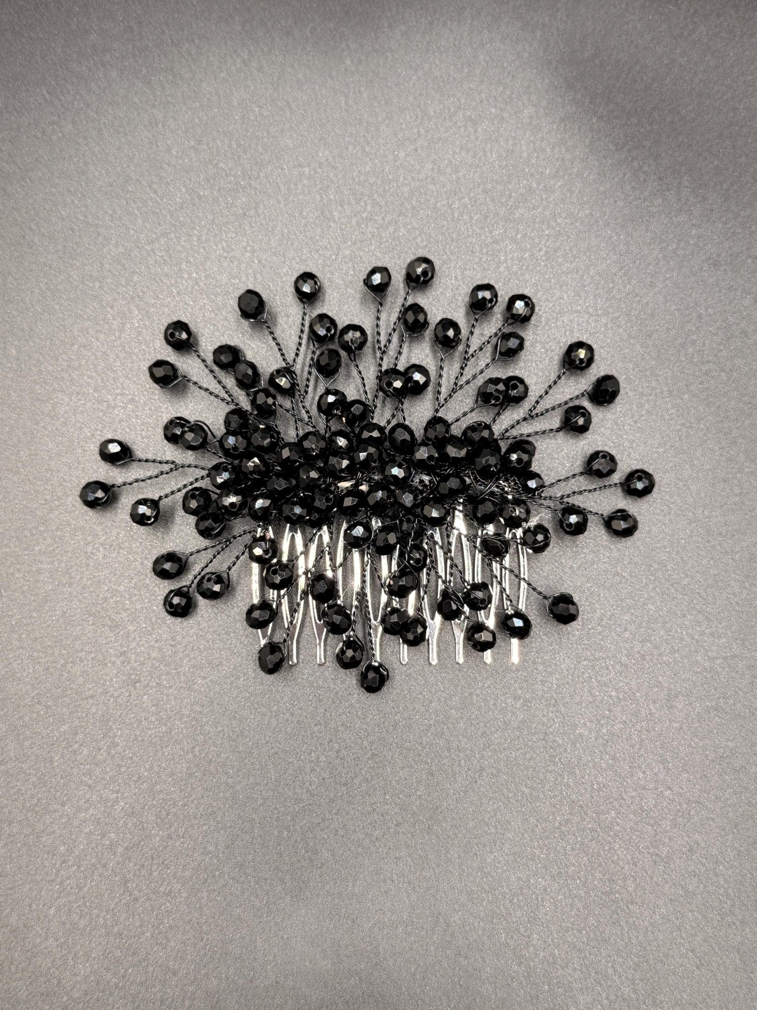 Luxuriöser Braut Haarschmuck aus Kristall mit metallischem Kamm - AVYRAA BRIDAL