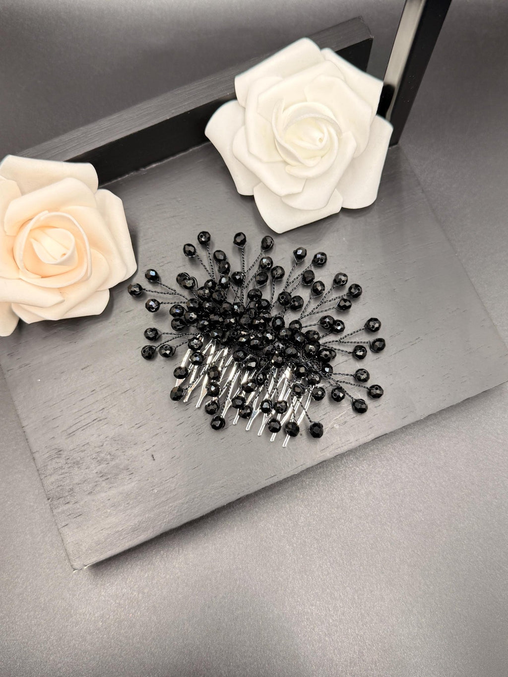 Luxuriöser Braut Haarschmuck aus Kristall mit metallischem Kamm - AVYRAA BRIDAL