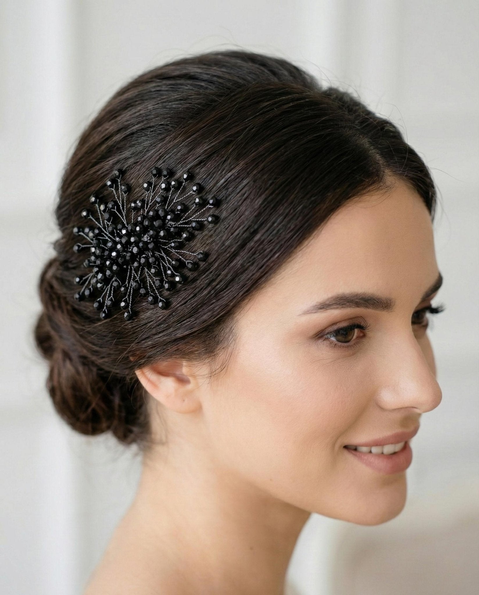 Luxuriöser Braut Haarschmuck aus Kristall mit metallischem Kamm - AVYRAA BRIDAL