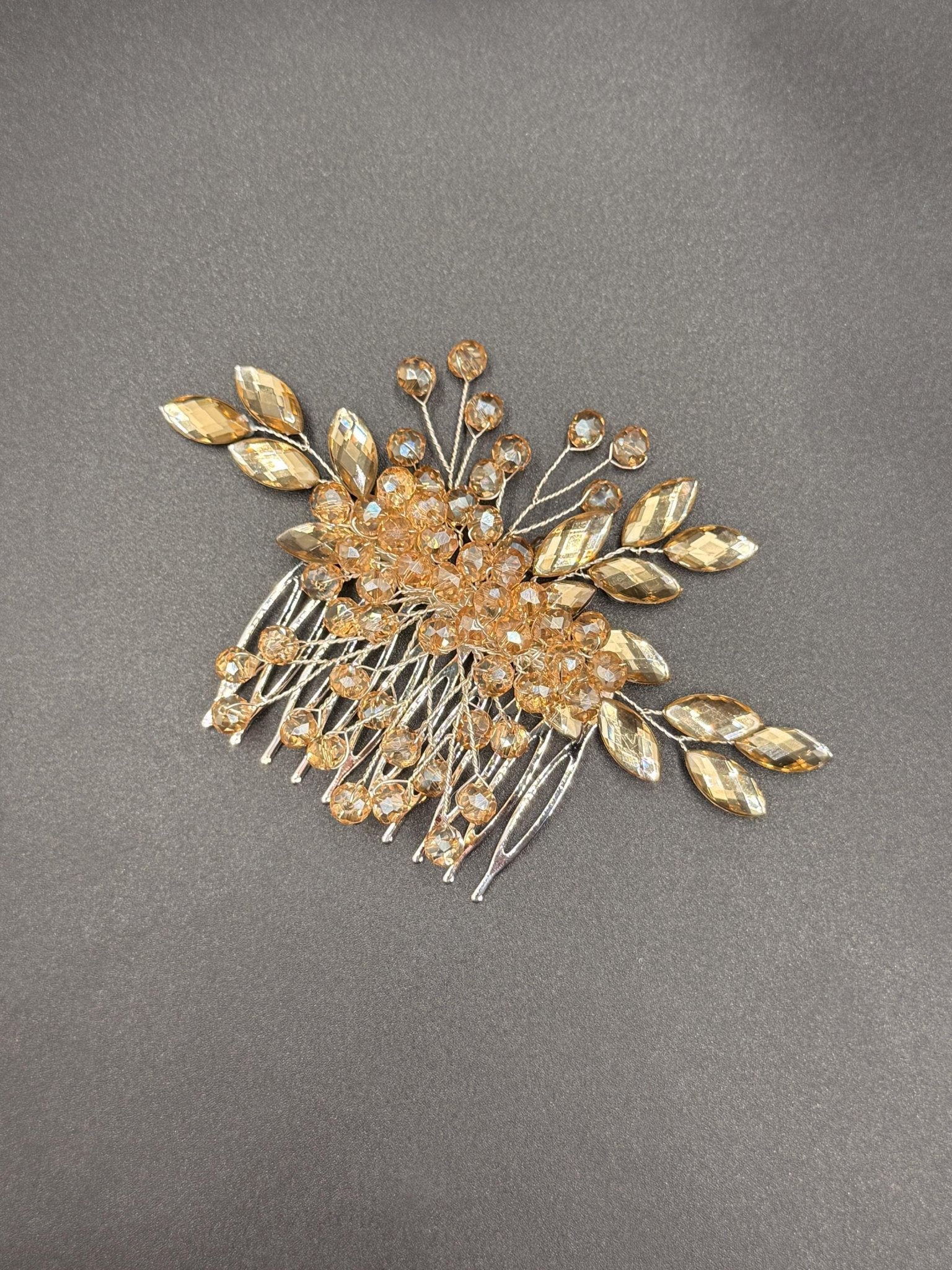 Minimalistischer Braut Haarkamm aus Kristallen – elegantes Accessoire für Hochzeiten - AVYRAA BRIDAL