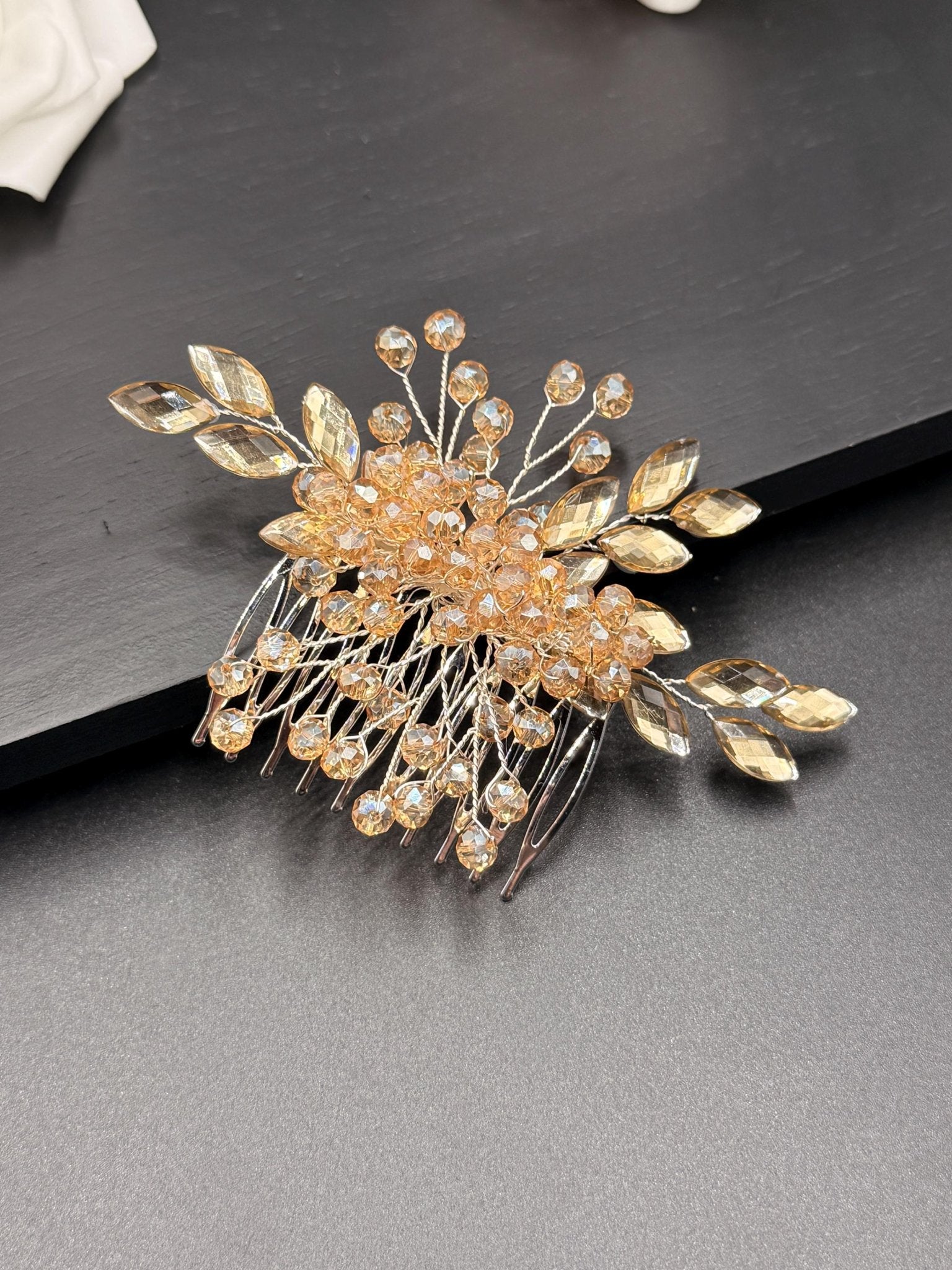 Minimalistischer Braut Haarkamm aus Kristallen – elegantes Accessoire für Hochzeiten - AVYRAA BRIDAL