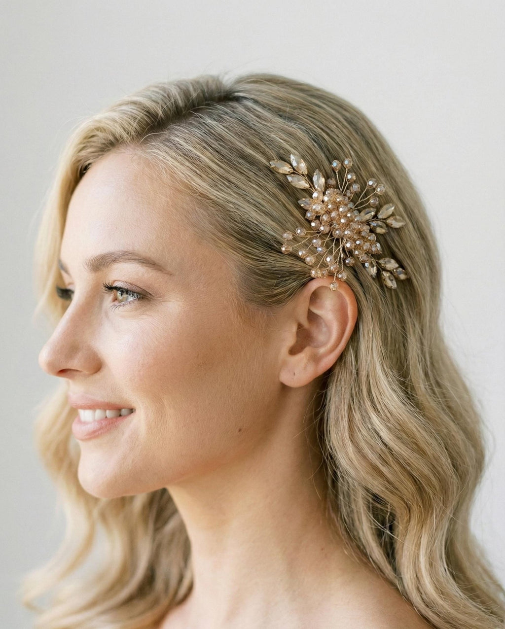 Minimalistischer Braut Haarkamm aus Kristallen – elegantes Accessoire für Hochzeiten - AVYRAA BRIDAL