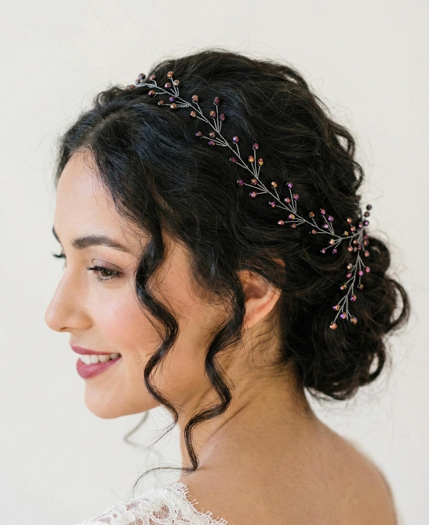 Mystischer Violett Iris Kristall Haarschmuck – Flexibler Braut Haarreif mit schimmernden Kristallen - AVYRAA BRIDAL