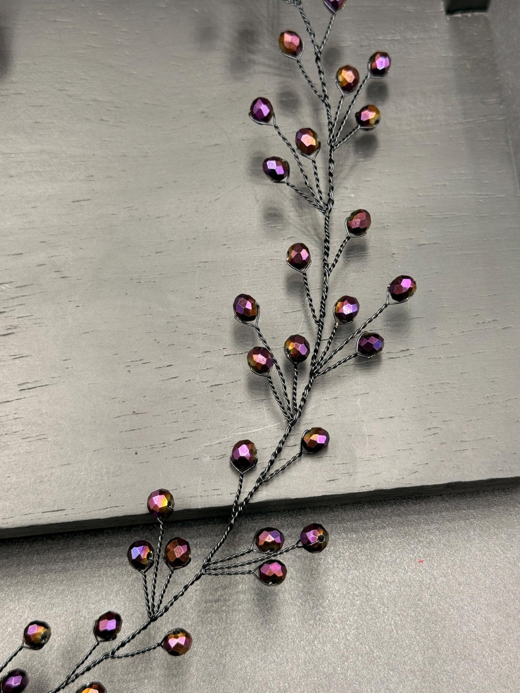 Mystischer Violett Iris Kristall Haarschmuck – Flexibler Braut Haarreif mit schimmernden Kristallen - AVYRAA BRIDAL