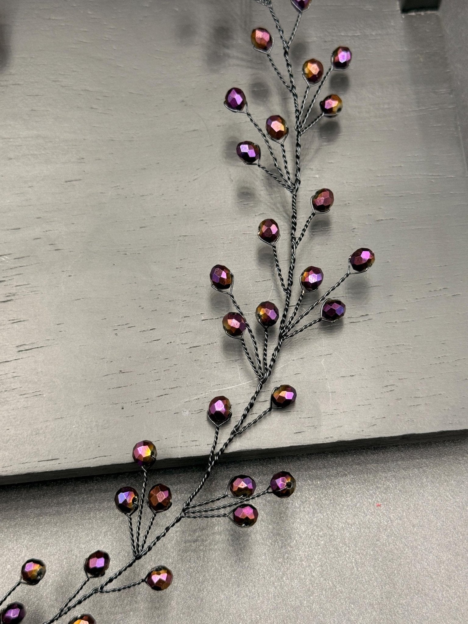 Mystischer Violett Iris Kristall Haarschmuck – Flexibler Braut Haarreif mit schimmernden Kristallen - AVYRAA BRIDAL