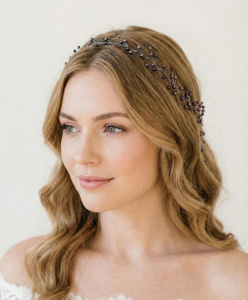 Mystischer Violett Iris Kristall Haarschmuck – Flexibler Braut Haarreif mit schimmernden Kristallen - AVYRAA BRIDAL