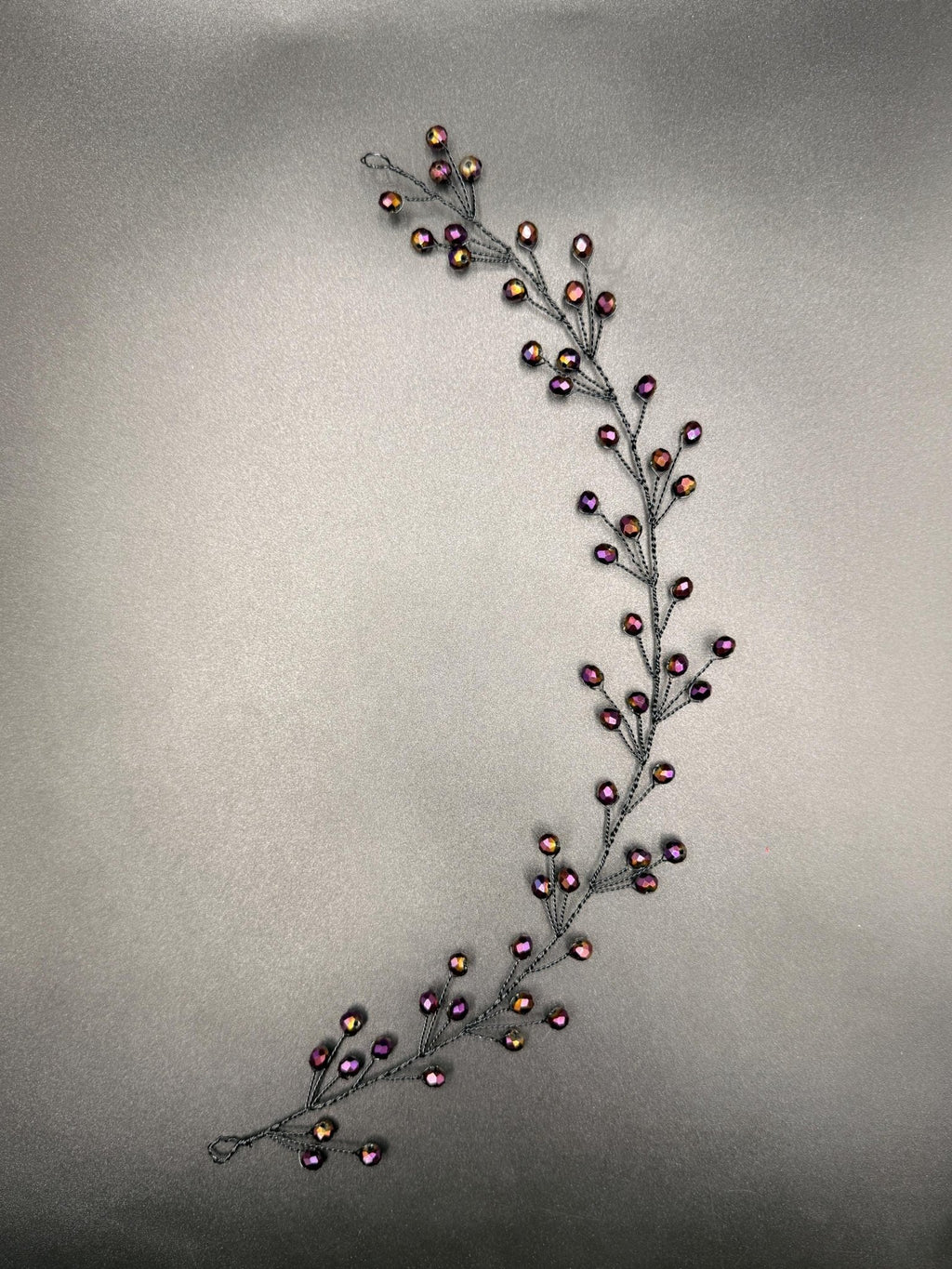 Mystischer Violett Iris Kristall Haarschmuck – Flexibler Braut Haarreif mit schimmernden Kristallen - AVYRAA BRIDAL