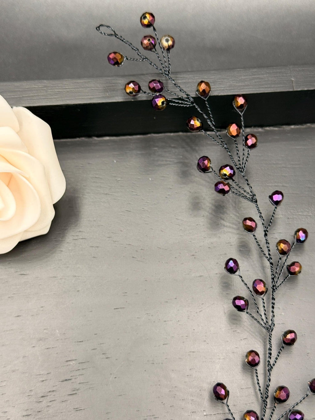 Mystischer Violett Iris Kristall Haarschmuck – Flexibler Braut Haarreif mit schimmernden Kristallen - AVYRAA BRIDAL