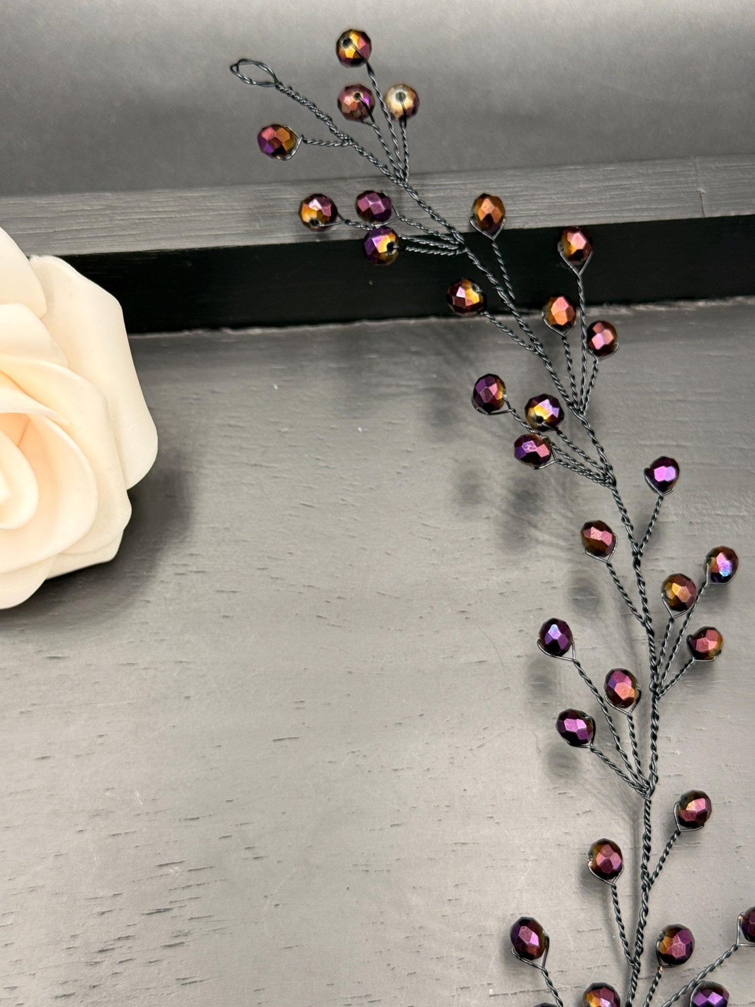 Mystischer Violett Iris Kristall Haarschmuck – Flexibler Braut Haarreif mit schimmernden Kristallen - AVYRAA BRIDAL