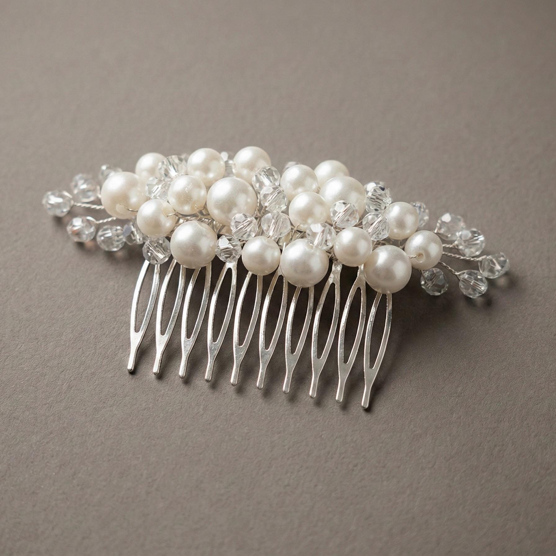 Perlen Braut Haarkamm in Gold oder Silber - AVYRAA BRIDAL