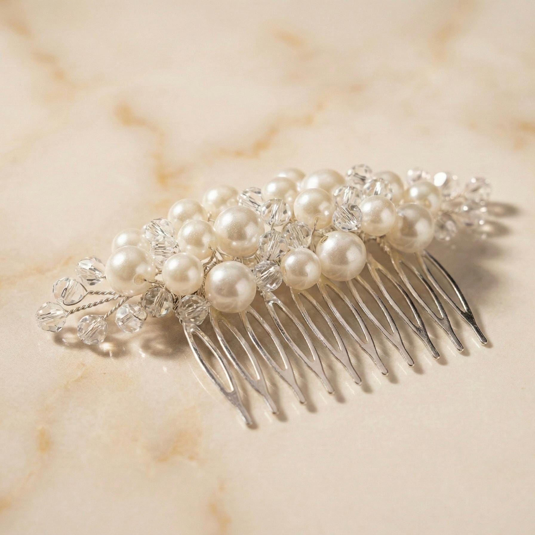 Perlen Braut Haarkamm in Gold oder Silber - AVYRAA BRIDAL