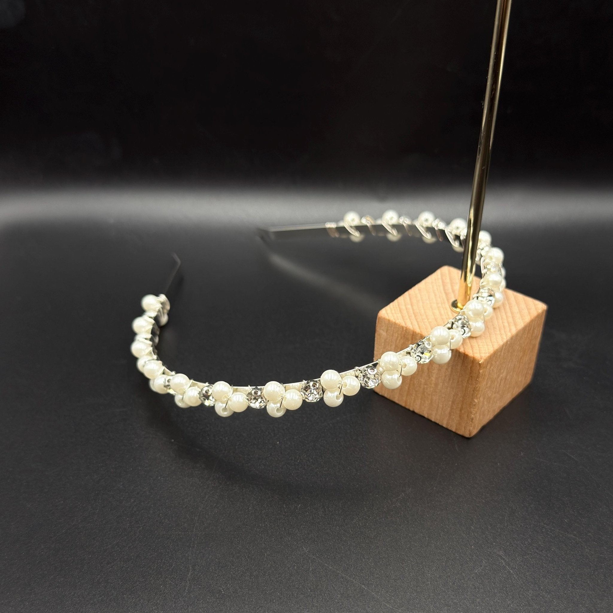 Perlen Braut Haarreif in Weiß, handgefertigtes elegantes Haarband für Hochzeit - AVYRAA BRIDAL