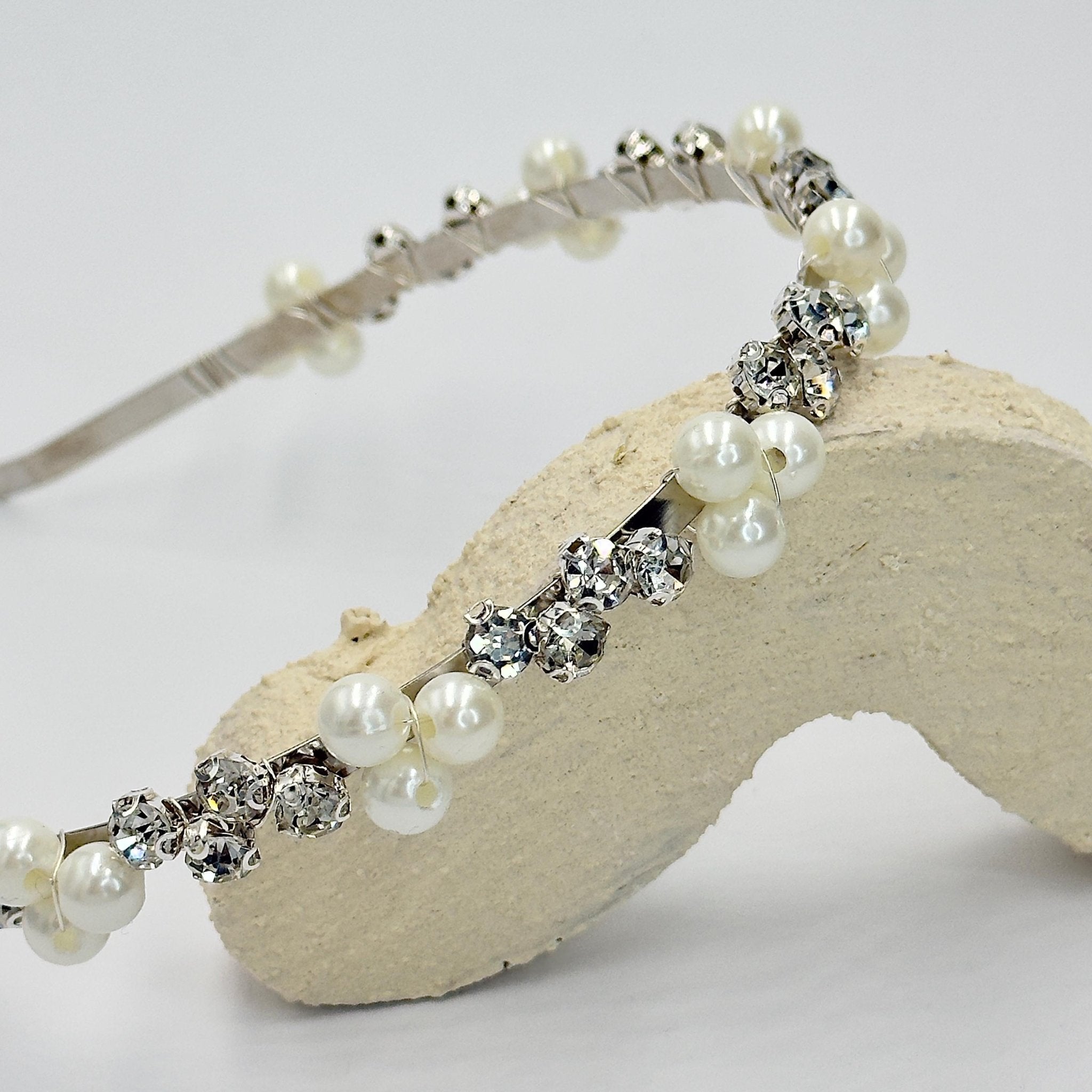 Perlen Braut Haarreif mit Kristallakzenten in Creme - AVYRAA BRIDAL