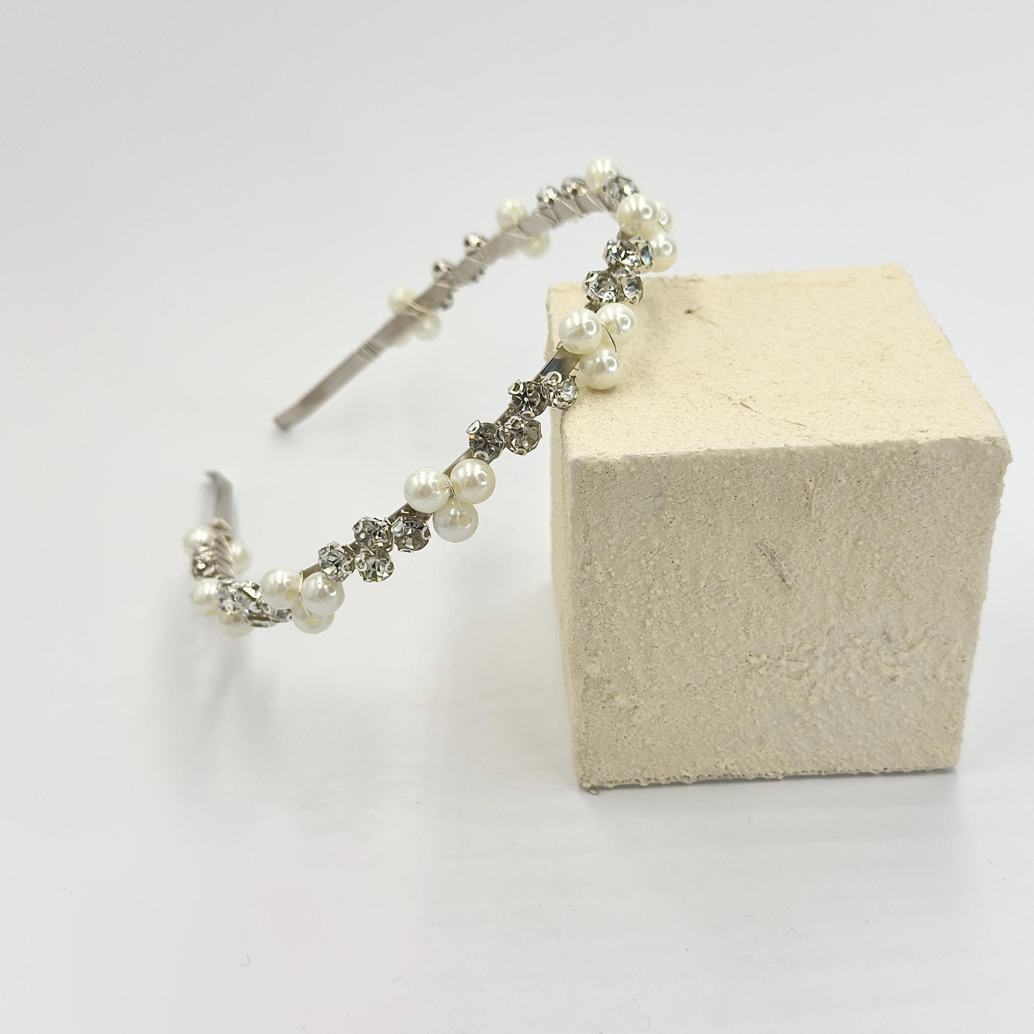 Perlen Braut Haarreif mit Kristallakzenten in Creme - AVYRAA BRIDAL