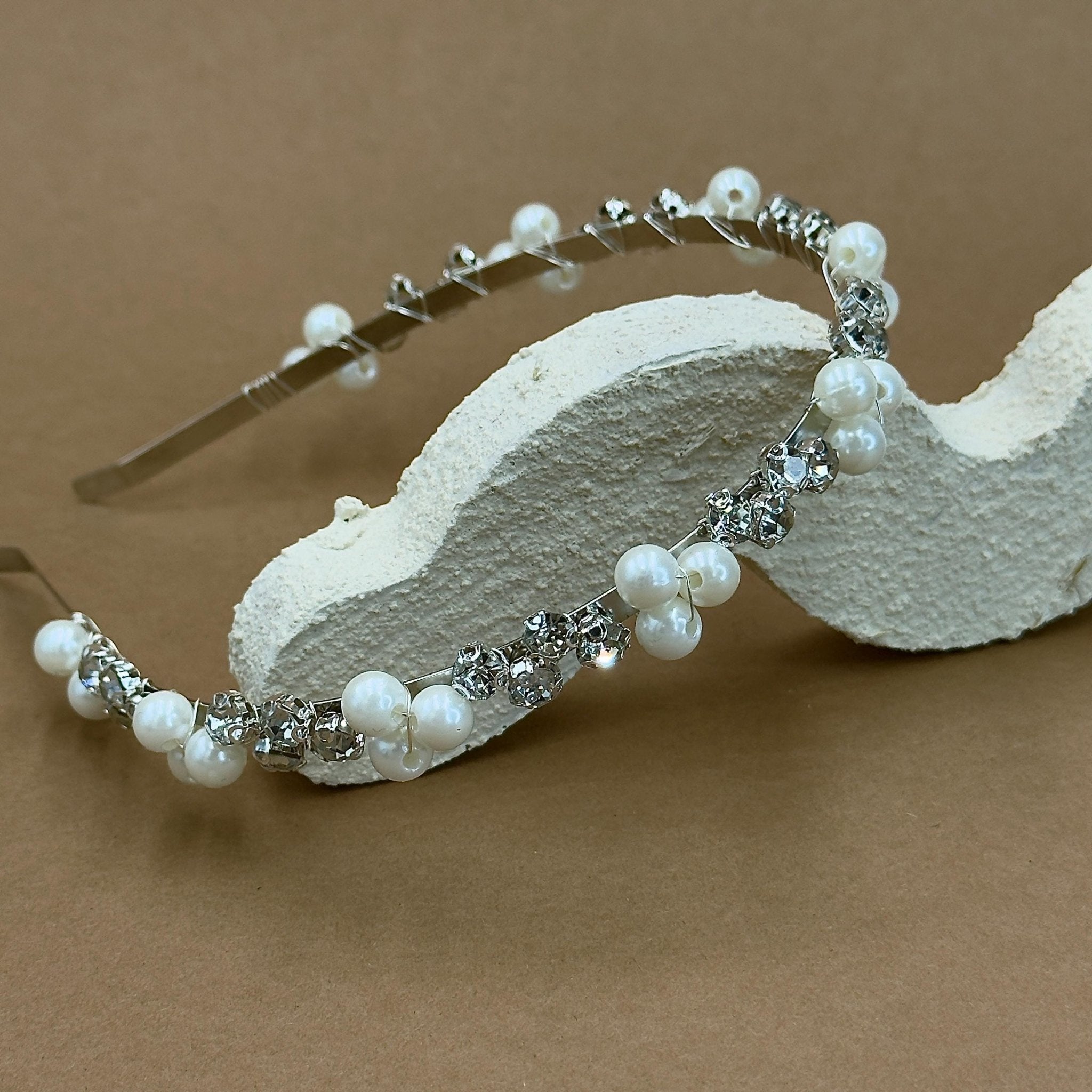 Perlen Braut Haarreif mit Kristallakzenten in Creme - AVYRAA BRIDAL